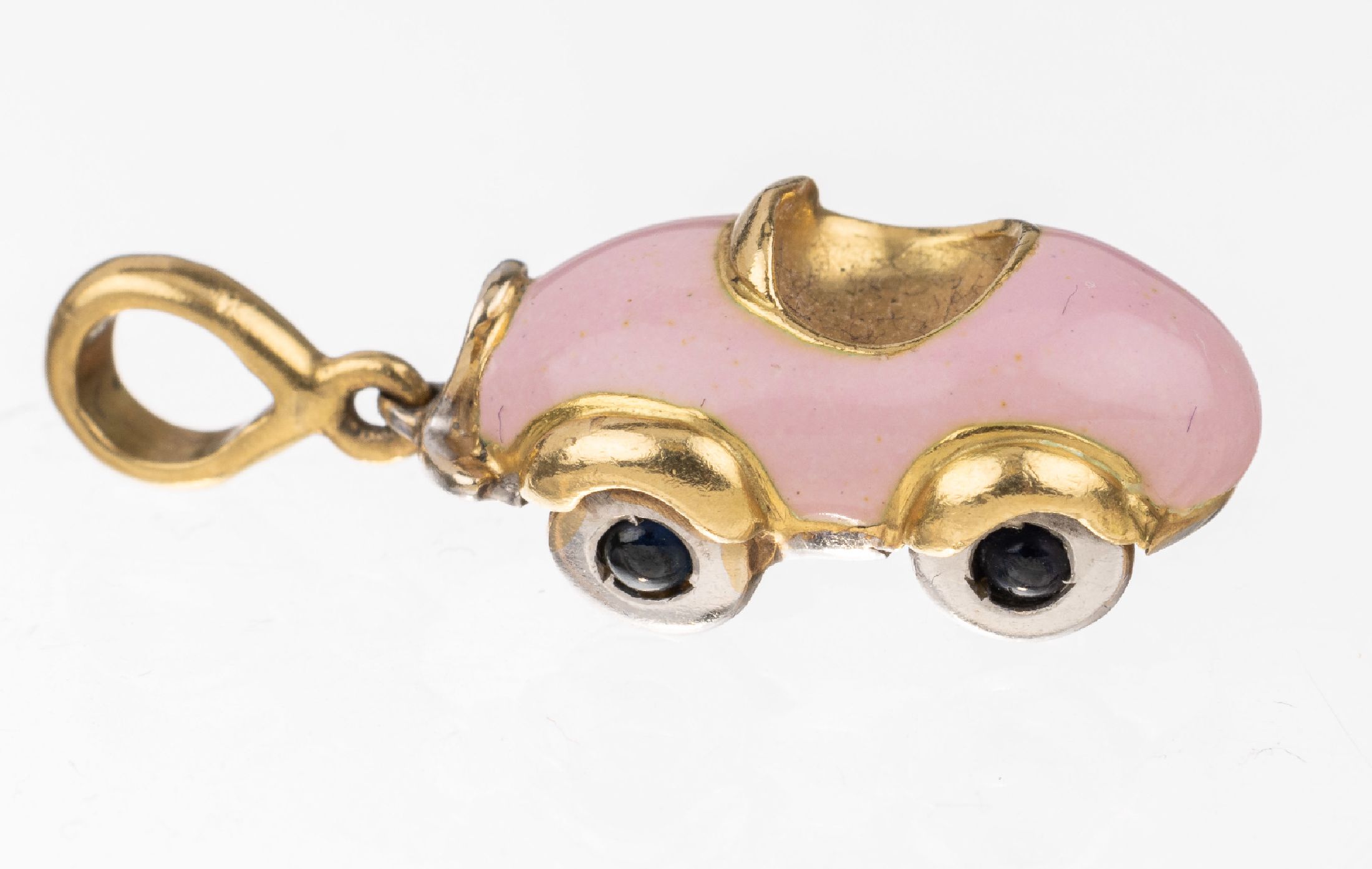 18 kt Gold Anhänger "Auto" mit Email, GG 750/000, rosefarb. emalliert, Räder mit kl. Saphircabochons, kl. Diamantbesatz, L. ca. 3 cm, ...
