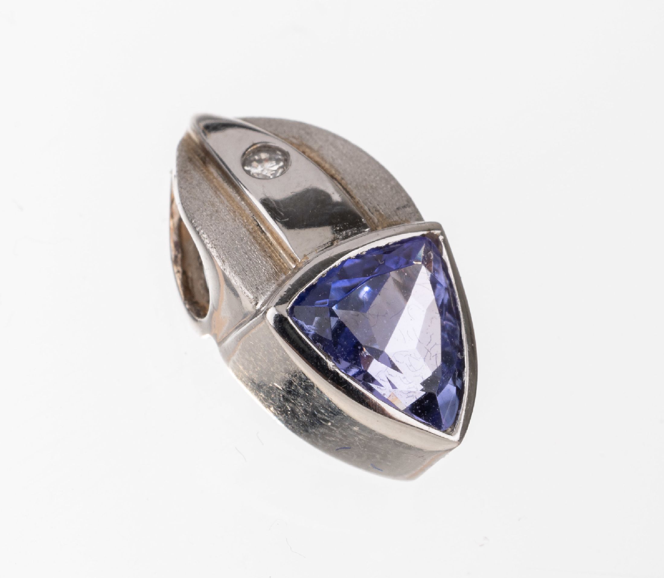 14 kt Gold Tansanit-Brillant-Anhänger, WG 585/000, teilsatiniert, Tansanit-Triangel ca. 0,20 ct, Brillant ca. 0,02 ct Weiß/si, L. ca. 1,2 cm, ...