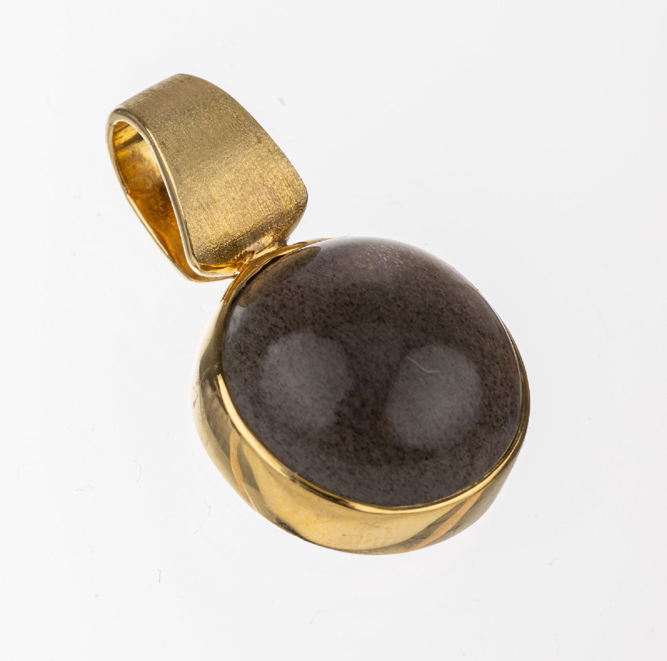 14 kt Gold Mondstein-Anhänger, GG 585/000, runder bräunlicher Mondsteincabochon D. ca. 16 mm, satiniert, total ca. 6,9 g, L. ca. 2,8 cm
