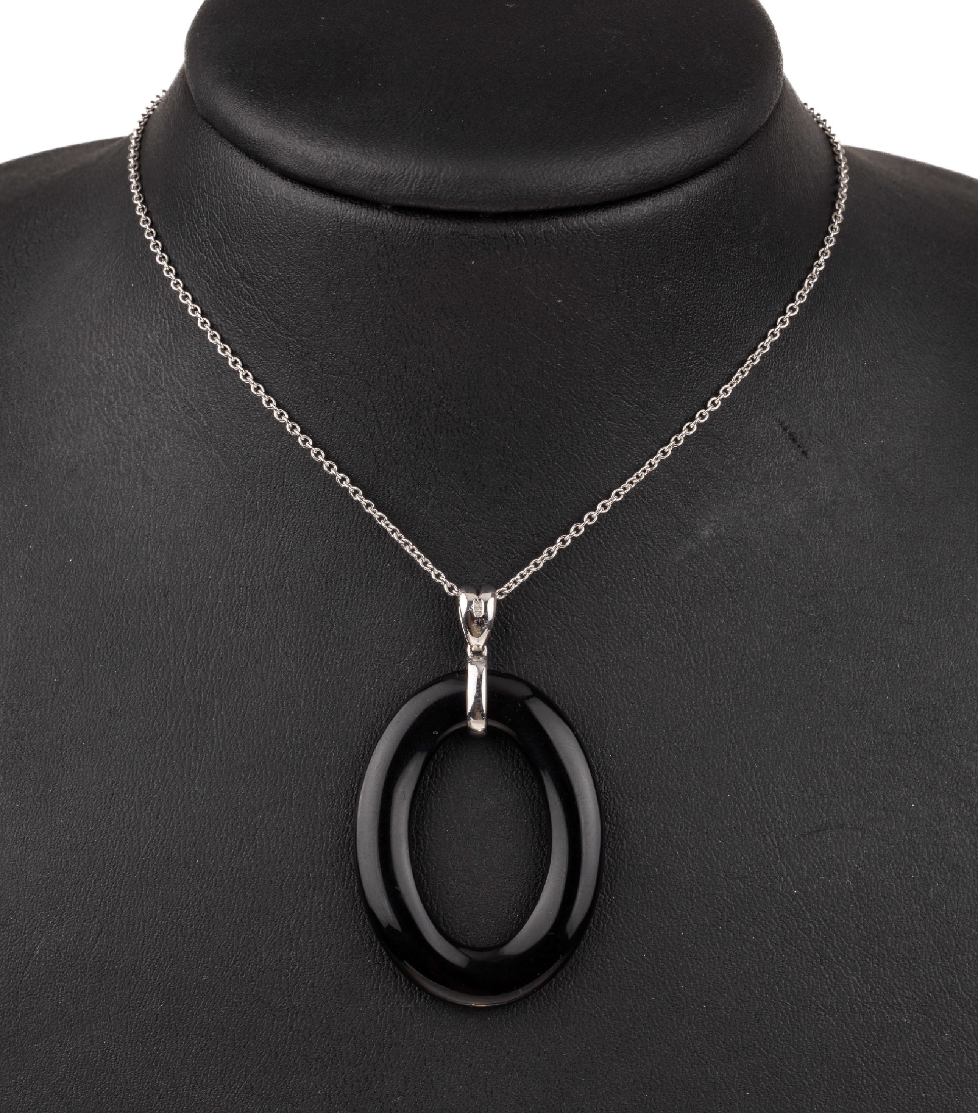 18 kt Gold Onyx-Brillant-Anhänger, an Kette, WG 750/000, ovaler Anhänger aus Onyx ca. 4 x 3 cm, 8 Brillanten zus. ca. 0.04 ct Weiß/si, an Kette ...