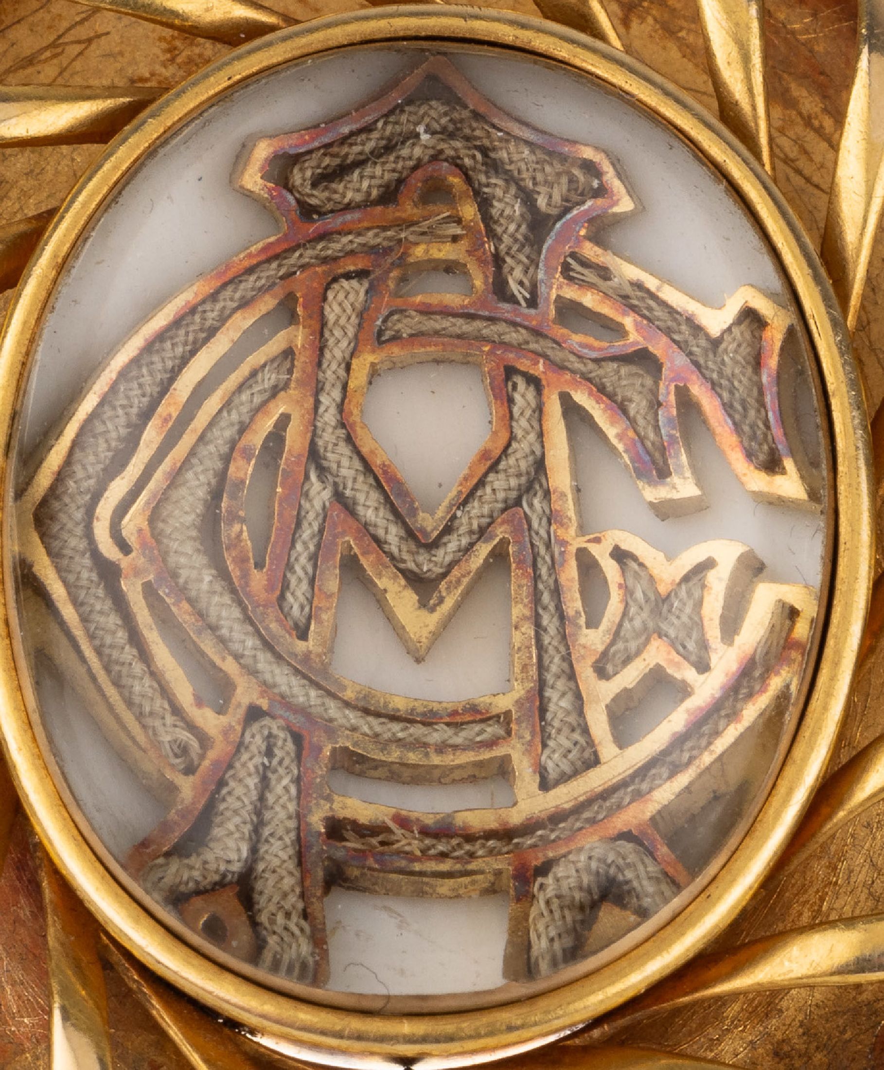 Detail a: 18 kt Gold Brosche mit Haareinlage, England um1840/50, GG 750/000 gepr., Fassung spiralförmig, durchbrochen gearbeitet, mittig Monogrammeinsatz CAC ...
