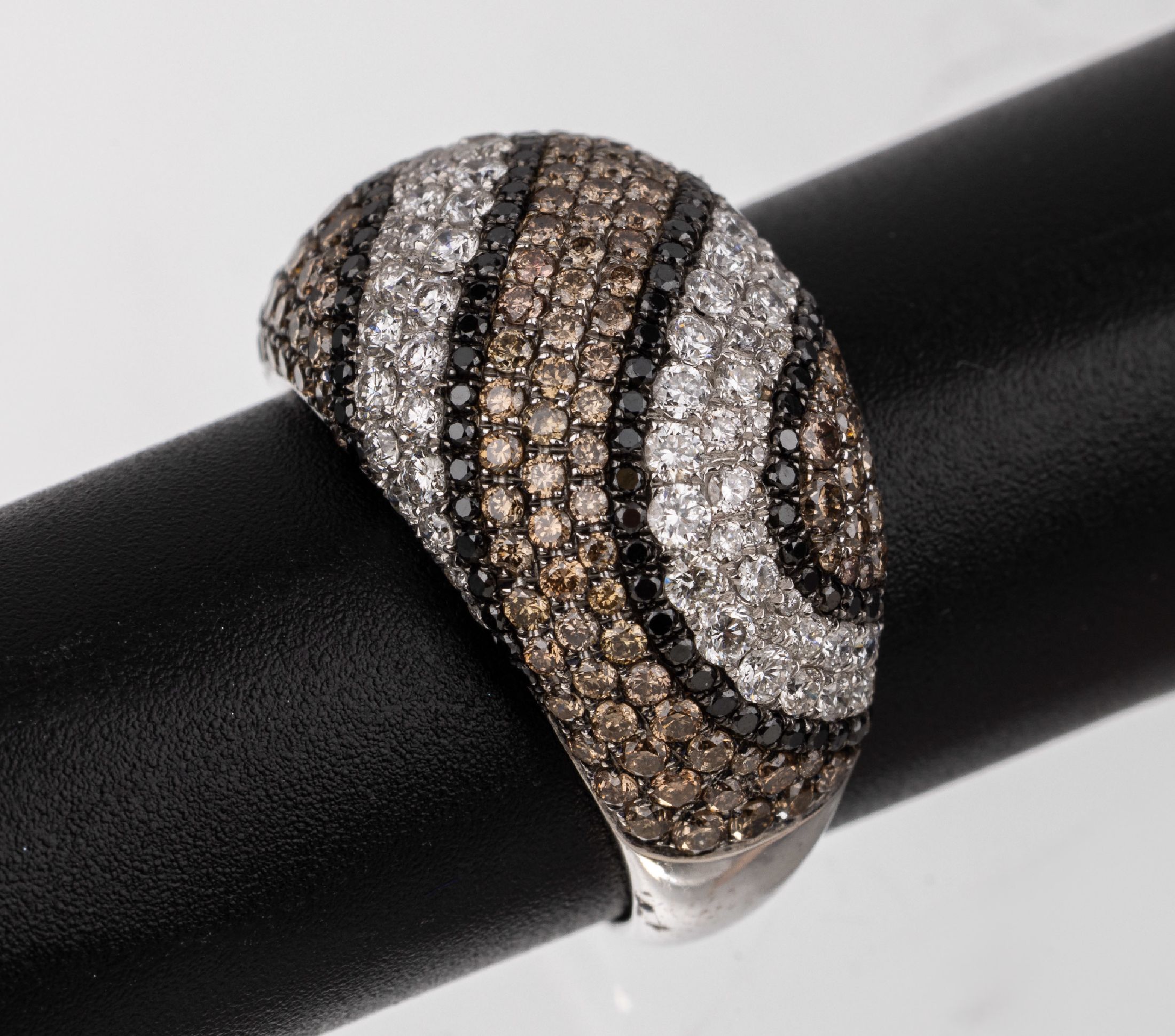 18 kt Gold Brillant Ring, WG 750/000, Brillanten zus. ca. 2.56 ct Weiß, Braun und Schwarz/si, total ca. 7.8 g, RW 56