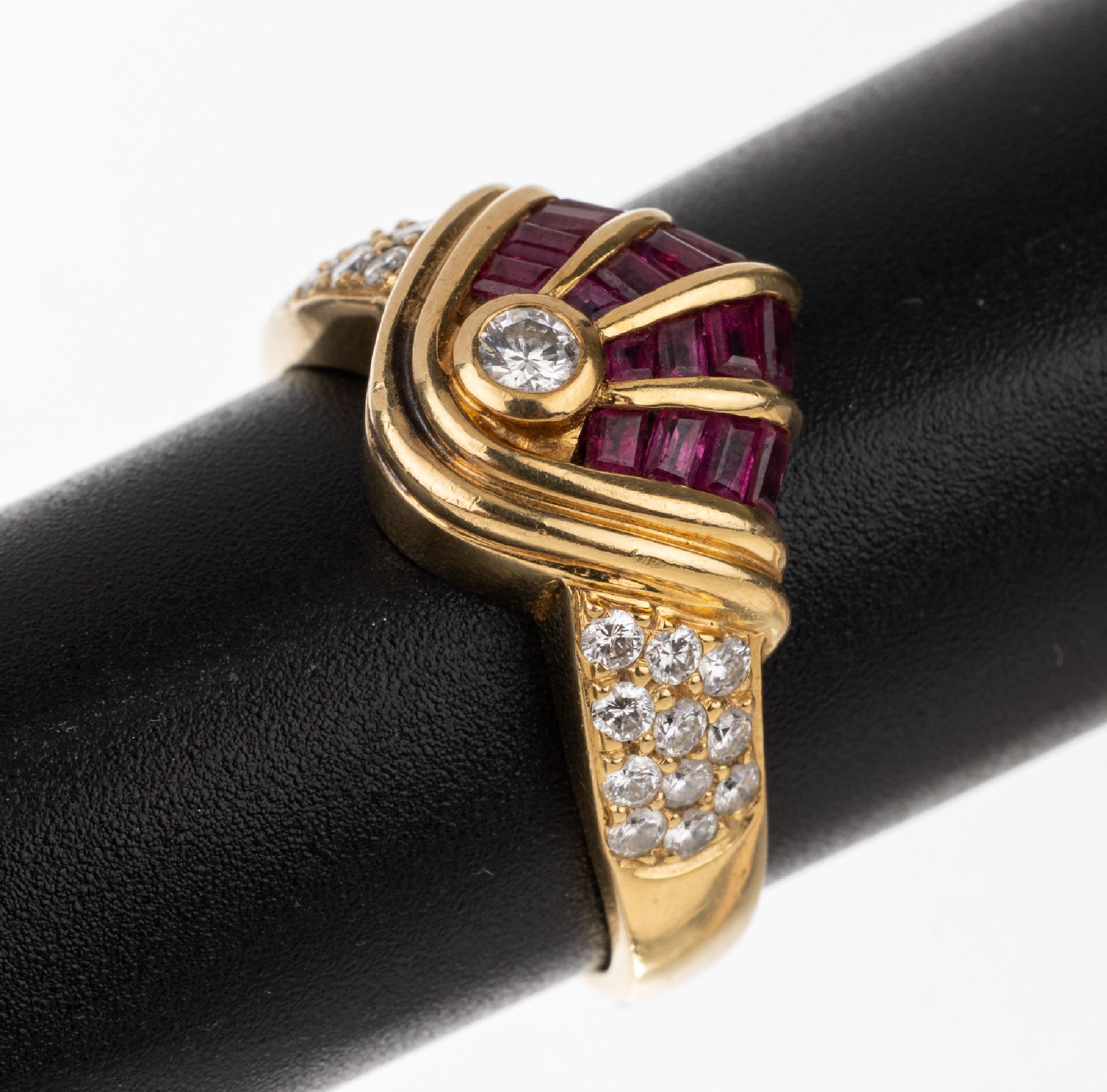 18 kt Gold Rubin Brillant Ring, GG 750/000,16 Rubin-Trapeze zus. ca. 0.40 ct, 23 Brillanten zus. ca. 0.40 ct Weiß/si, total ca. 6.7 g, RW 56