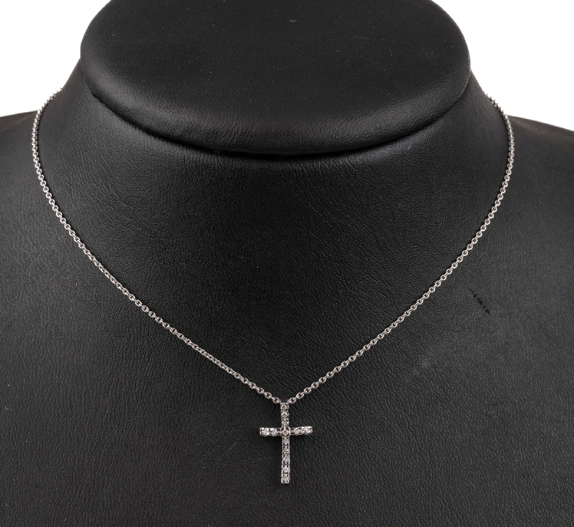 18 kt Gold Brillant-Kreuzanhänger, an Kette, WG 750/000, 13 Brillanten zus. ca. 0.07ct feines Weiß/vs, L. ca. 41 cm, mit Karabinerschließe