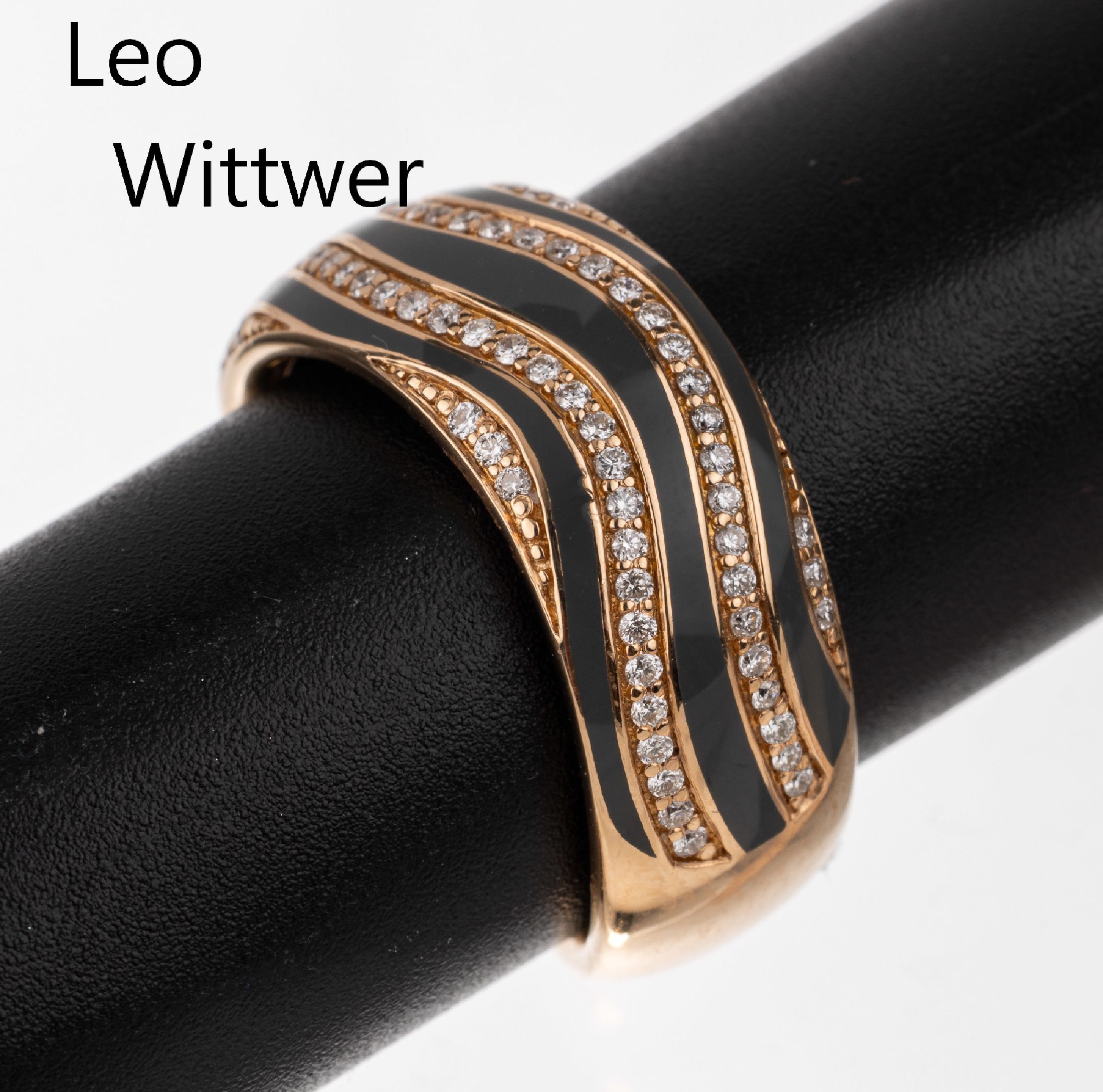 18 kt Gold LEO WITTWER Brillant Ring, GG 750/000, graues Email in Wellenlinien, 97 Brillanten zus. ca. 0.48 ct Weiß/si, ca. 10.7 g, RW 57/58