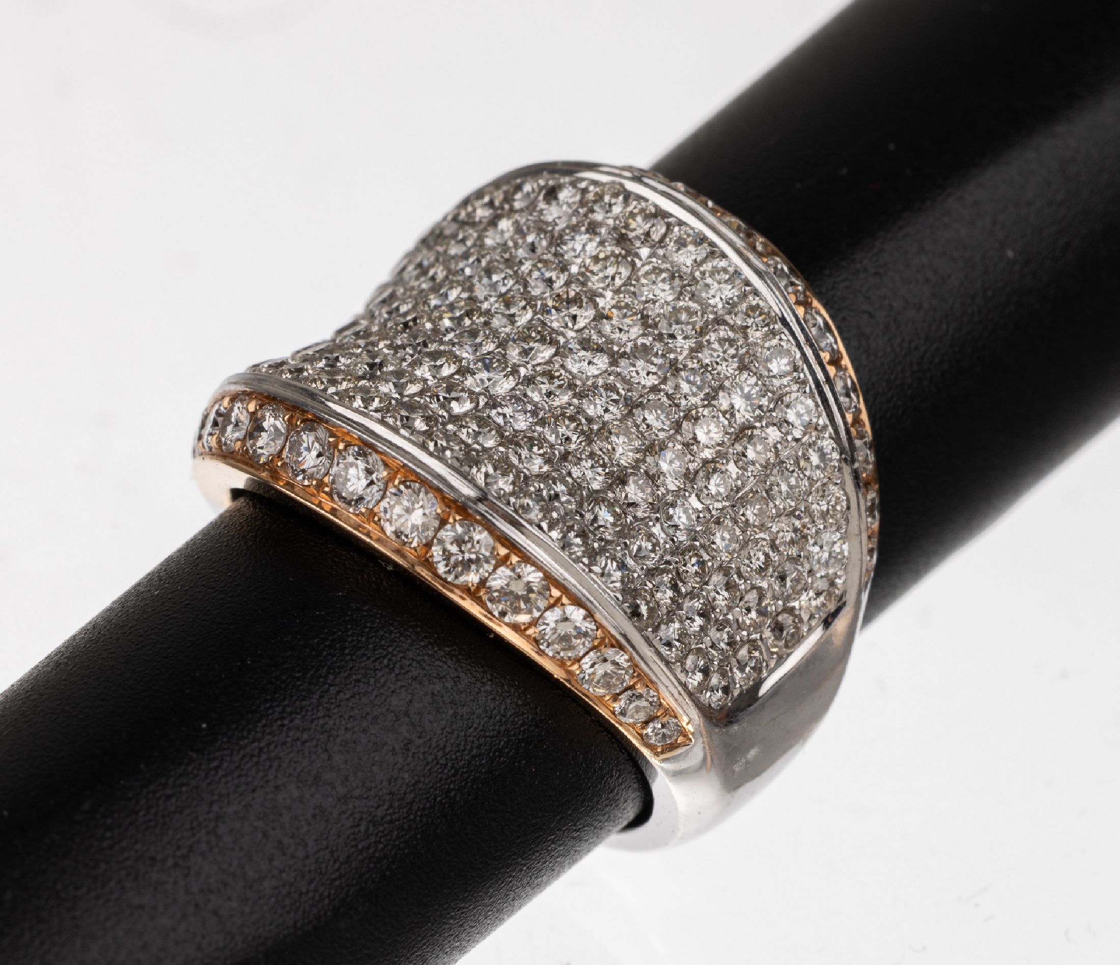 18 kt Gold Brillant Ring, RG/WG 750/000, 146 Brillanten zus. ca. 3.07 ctWeiß/si, ca. 13.3 g, RW 54