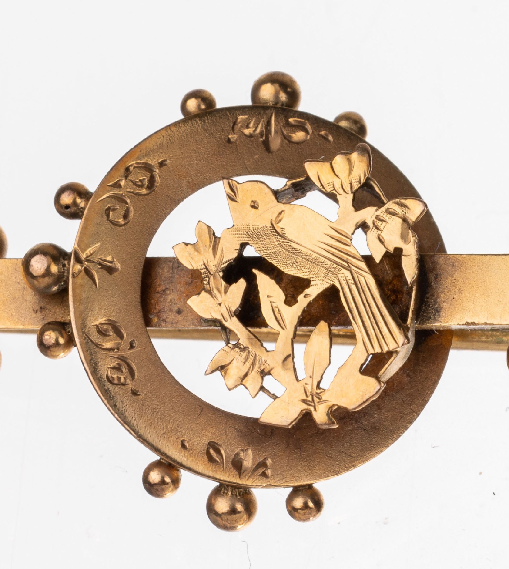 Detail a: 9 kt Gold Brosche, GG 375/000, England um 1880, mittig zwitschernder Vogel auf Ast, kreisförm. Ornament grav., Granulate, L. ca. 4,5 cm, total ca. ...