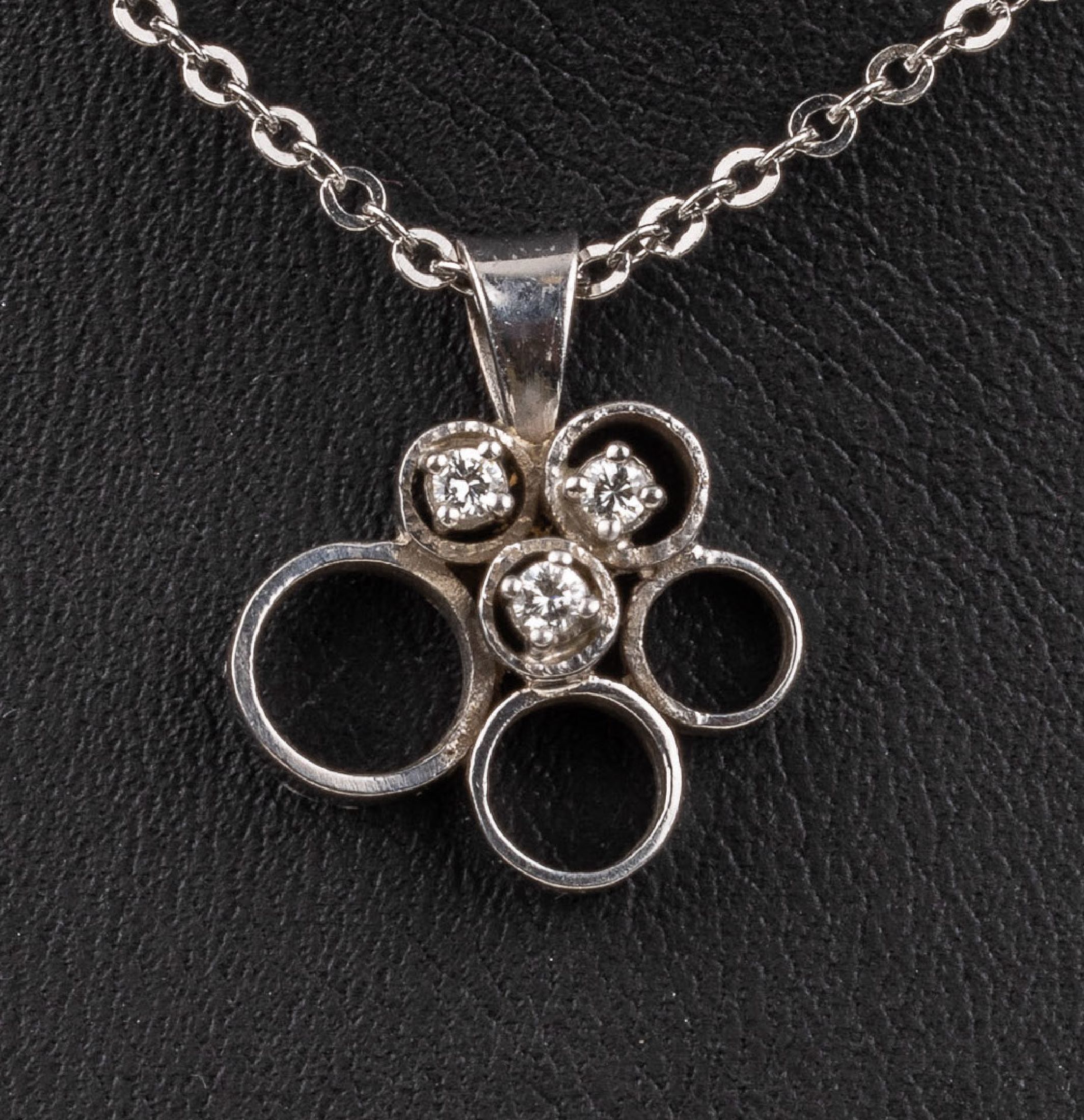 Detail a: 14 kt Gold Brillant-Anhänger, an Kette, WG 585/000, 3 Brillanten zus. ca. 0,10 ct Weiß/si, Kettenl. ca. 34 cm !!, Federringschließe, total ca. ...