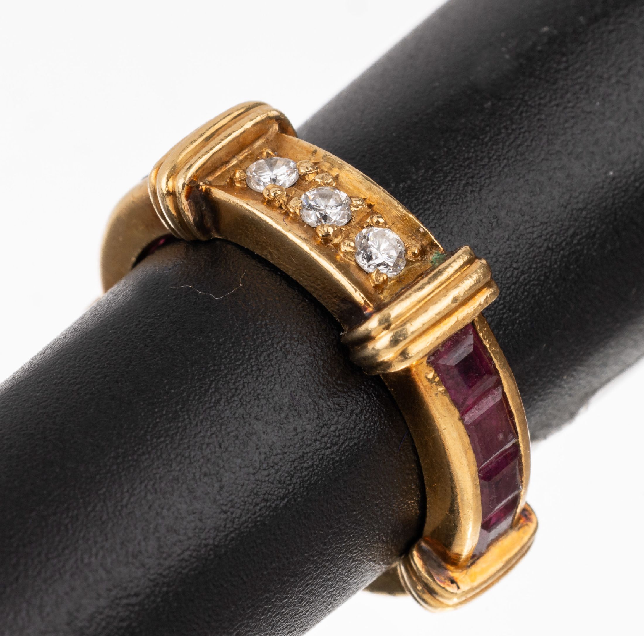 18 kt Gold Rubin-Brillant-Ring, GG 750/000, 8 Rubin-Karrees zus. ca. 0,40 ct, 3 Brillanten zus. ca. 0,12 ct Weiß/si, total ca.7,0 g, RW 50, ...
