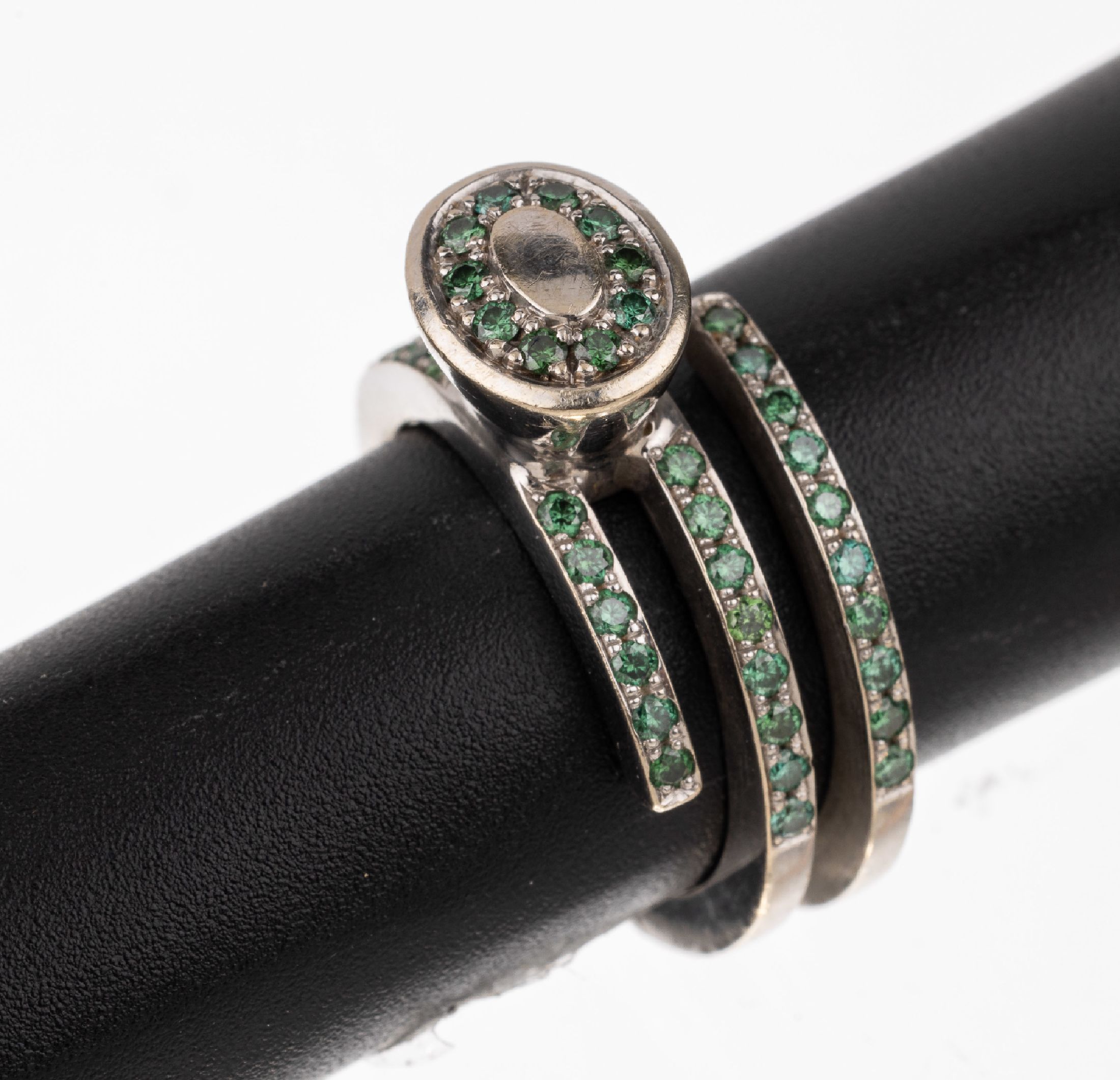 18 kt Gold Brillant Ring, WG 750/000, 44 Brillanten zus. ca. 0.50 ct Grün (beh.)/si, ca. 9.9 g, RW 52