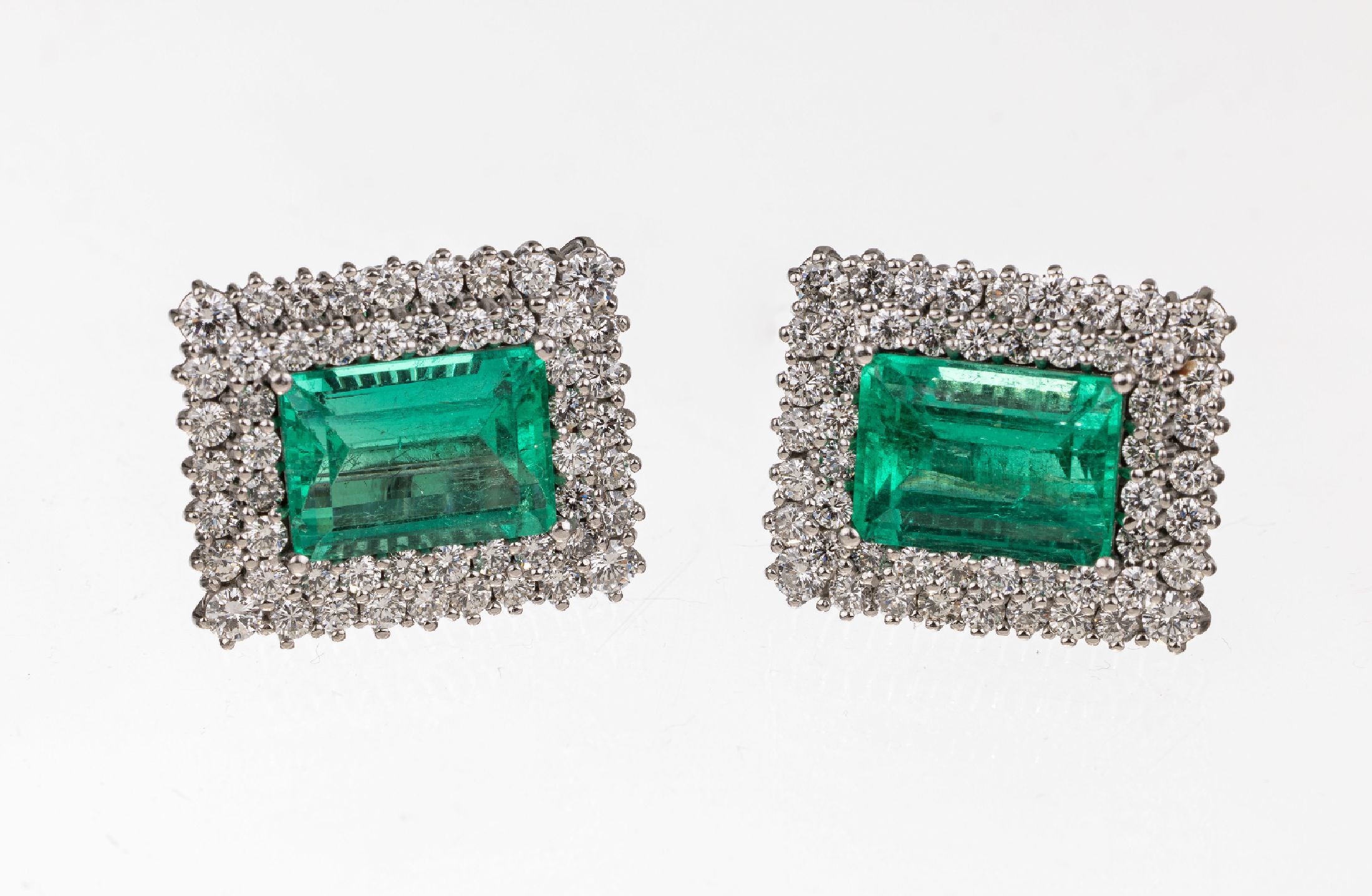 Paar 18 kt Gold Smaragd Brillant Ohrstecker , WG 750/000, 2 facett. Smaragde im Emerald-Cut zus. ca. 16.0 ct, hervorragendeFarbe, umrahmt von ...