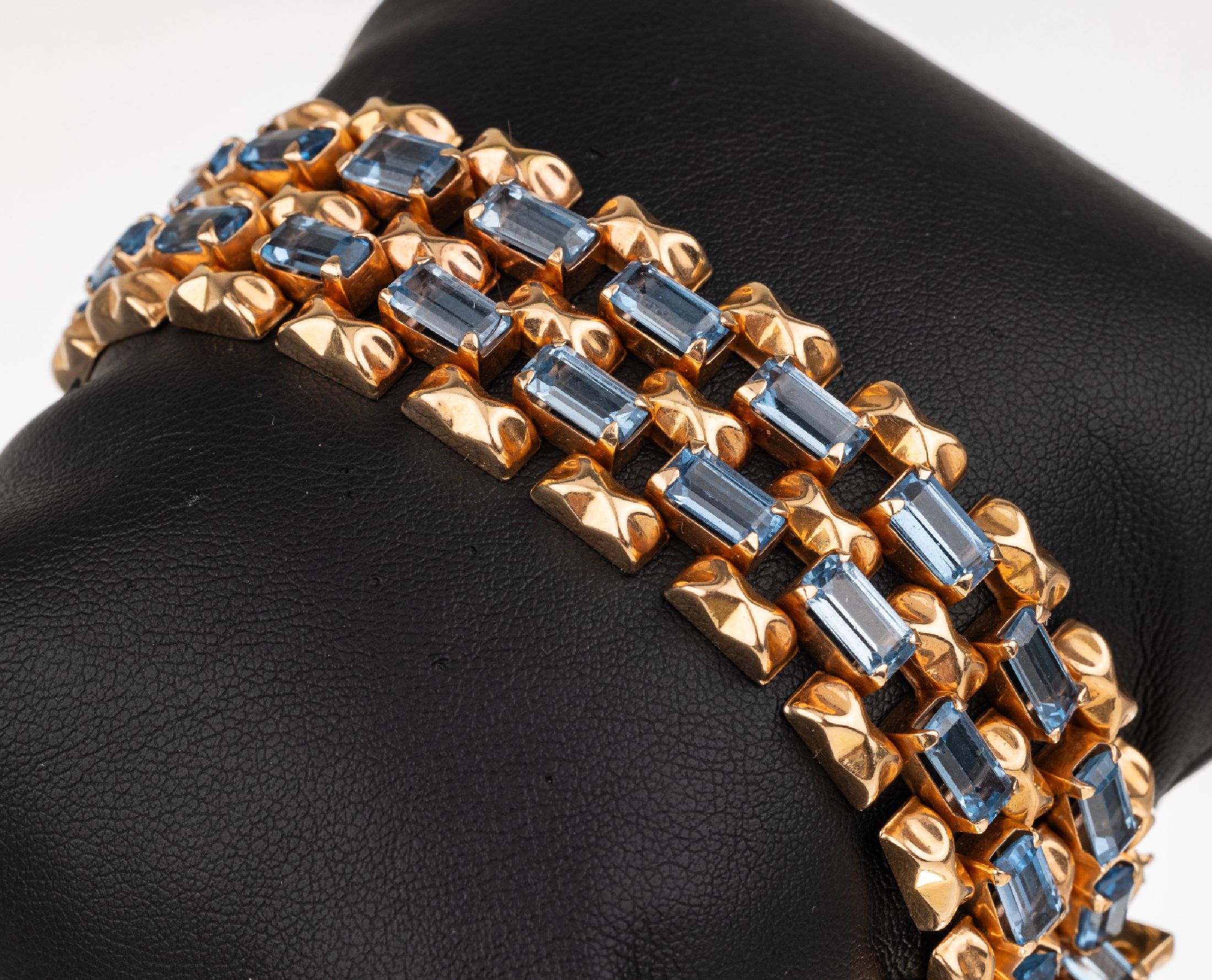 18 kt Gold Aquamarin-Armband, RoseG 750/000, 32 facett. Aquamarinrechtecke zus. ca. 16 ct, intensive Farbe, doppelte Ringschließe mit ...