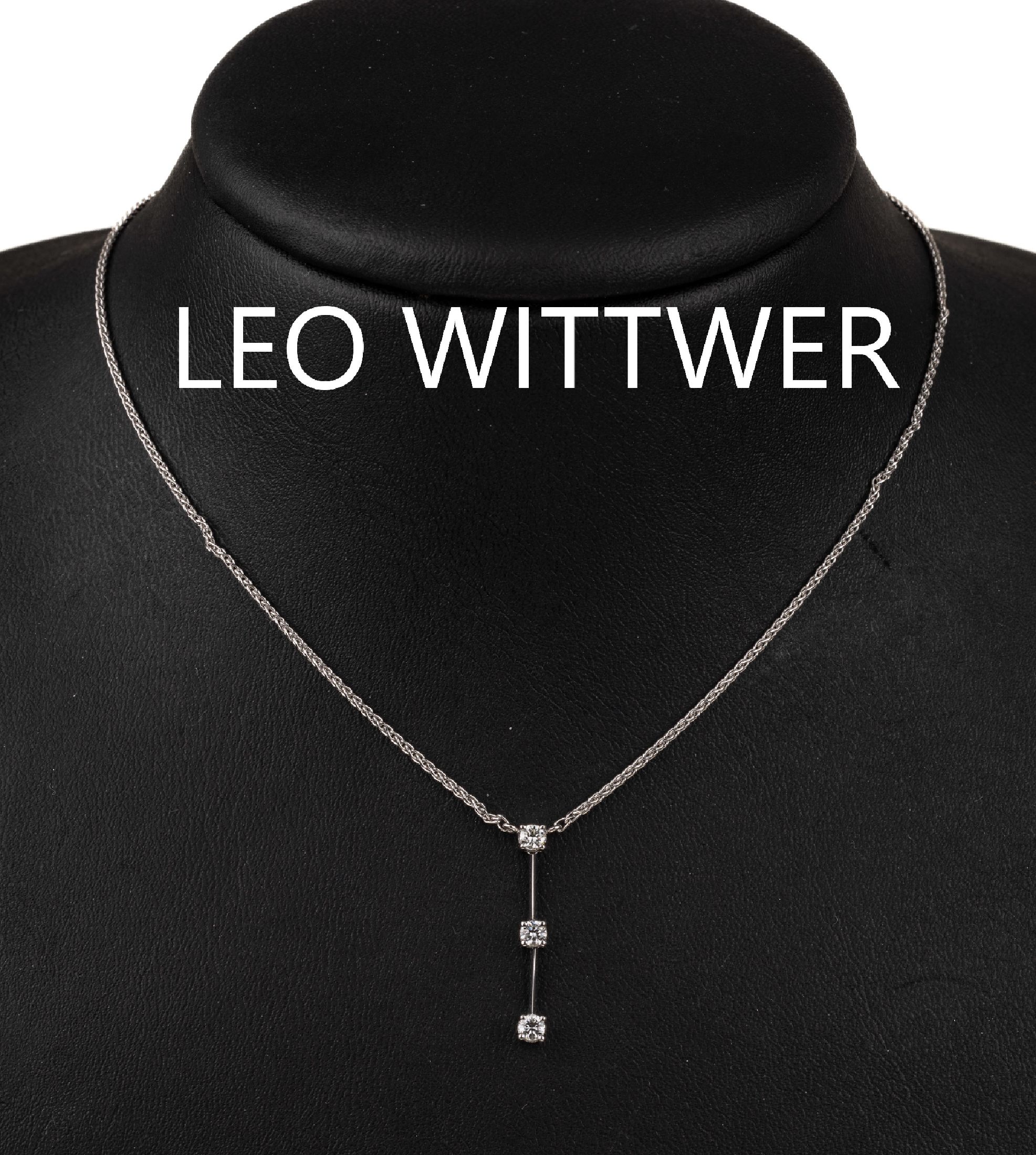 18 kt Gold LEO WITTWER Brillant-Collier, WG 750/000, 3 Brillanten zus. ca. 0,24 ct (grav.) Weiß/si, sign., L. ca. 42 cm, Karabinerschließe, total ...