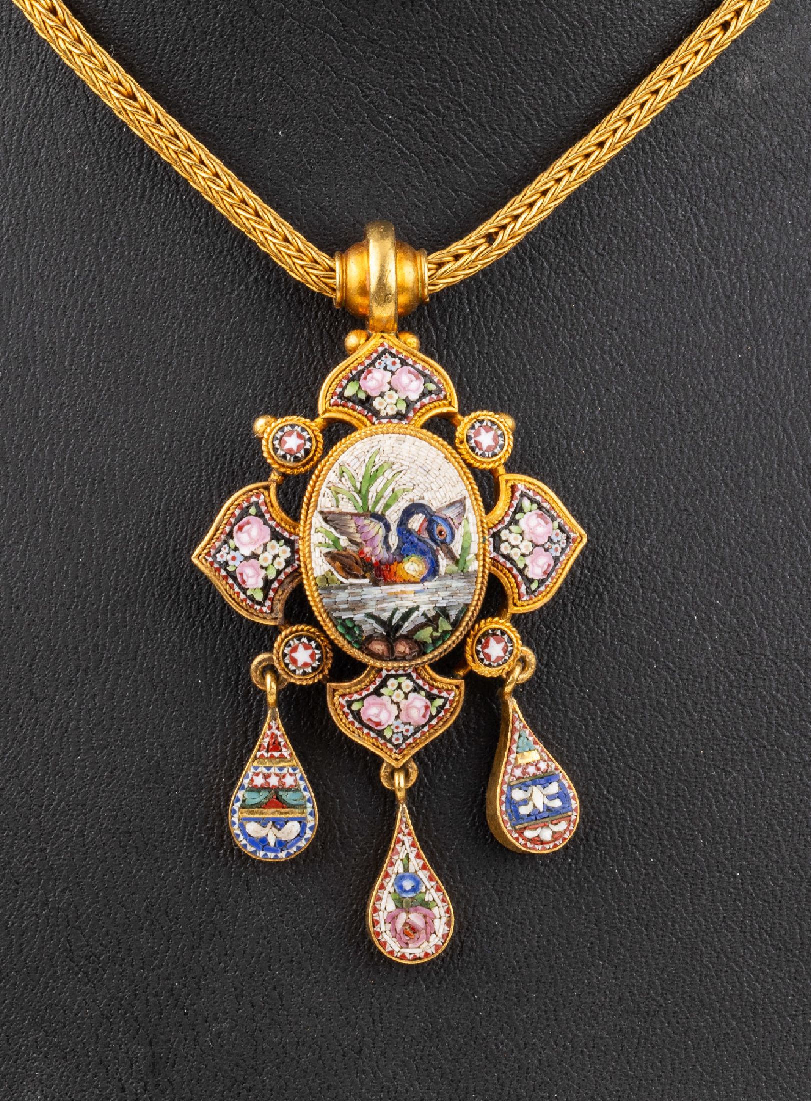 Detail a: 18 kt Gold Collier mit Mikromosaikeinlage, Italien um 1900, GG 750/000, bewegl. Abhängungen, florale Mikromosaikeinlagen mit Schwanendarstellung, ...