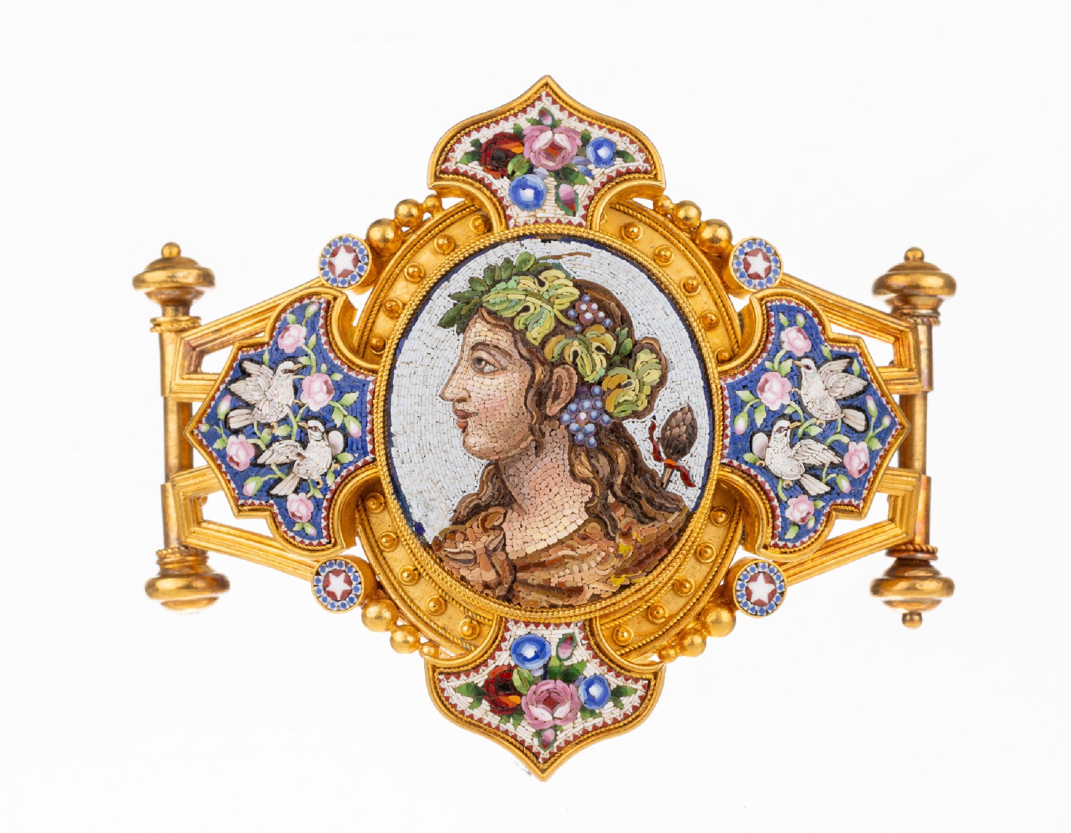 18 kt Gold Mikromosaik Applike, Italien um 1860/70, GG 750/000, bunte Mosaikeinlagen, Darstellung bunter Blumen, Tauben und Dionysos, Granulat- und ...