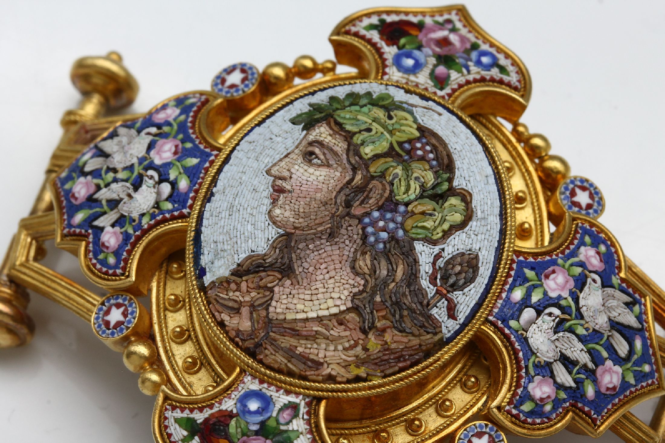 Detail a: 18 kt Gold Mikromosaik Applike, Italien um 1860/70, GG 750/000, bunte Mosaikeinlagen, Darstellung bunter Blumen, Tauben und Dionysos, Granulat- und ...