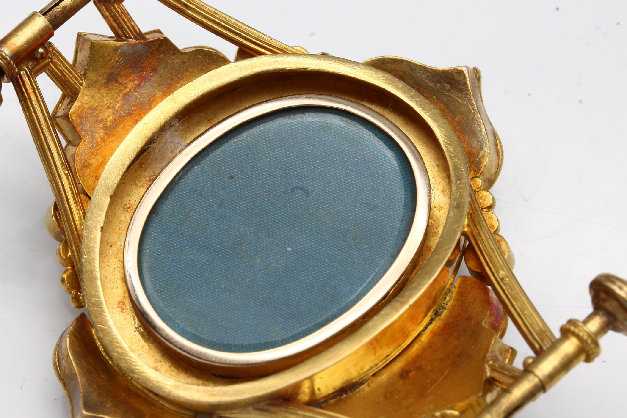 Detail b: 18 kt Gold Mikromosaik Applike, Italien um 1860/70, GG 750/000, bunte Mosaikeinlagen, Darstellung bunter Blumen, Tauben und Dionysos, Granulat- und ...