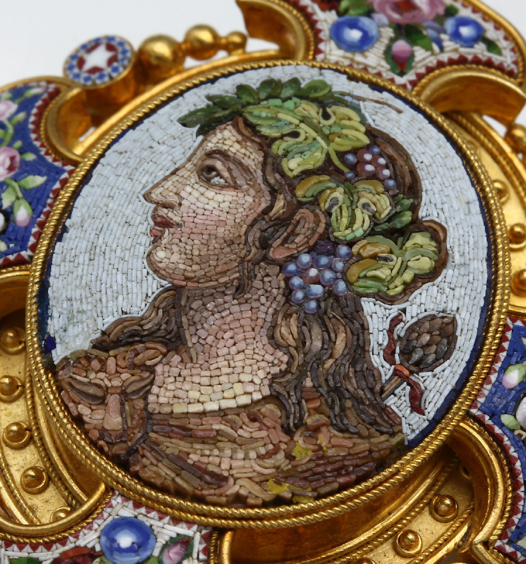 Detail c: 18 kt Gold Mikromosaik Applike, Italien um 1860/70, GG 750/000, bunte Mosaikeinlagen, Darstellung bunter Blumen, Tauben und Dionysos, Granulat- und ...