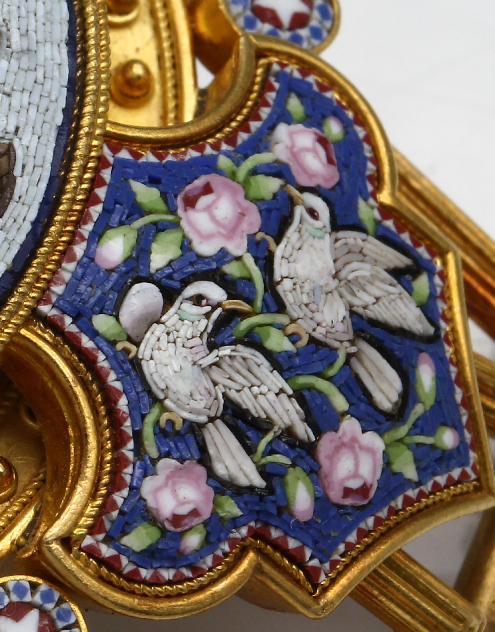Detail d: 18 kt Gold Mikromosaik Applike, Italien um 1860/70, GG 750/000, bunte Mosaikeinlagen, Darstellung bunter Blumen, Tauben und Dionysos, Granulat- und ...