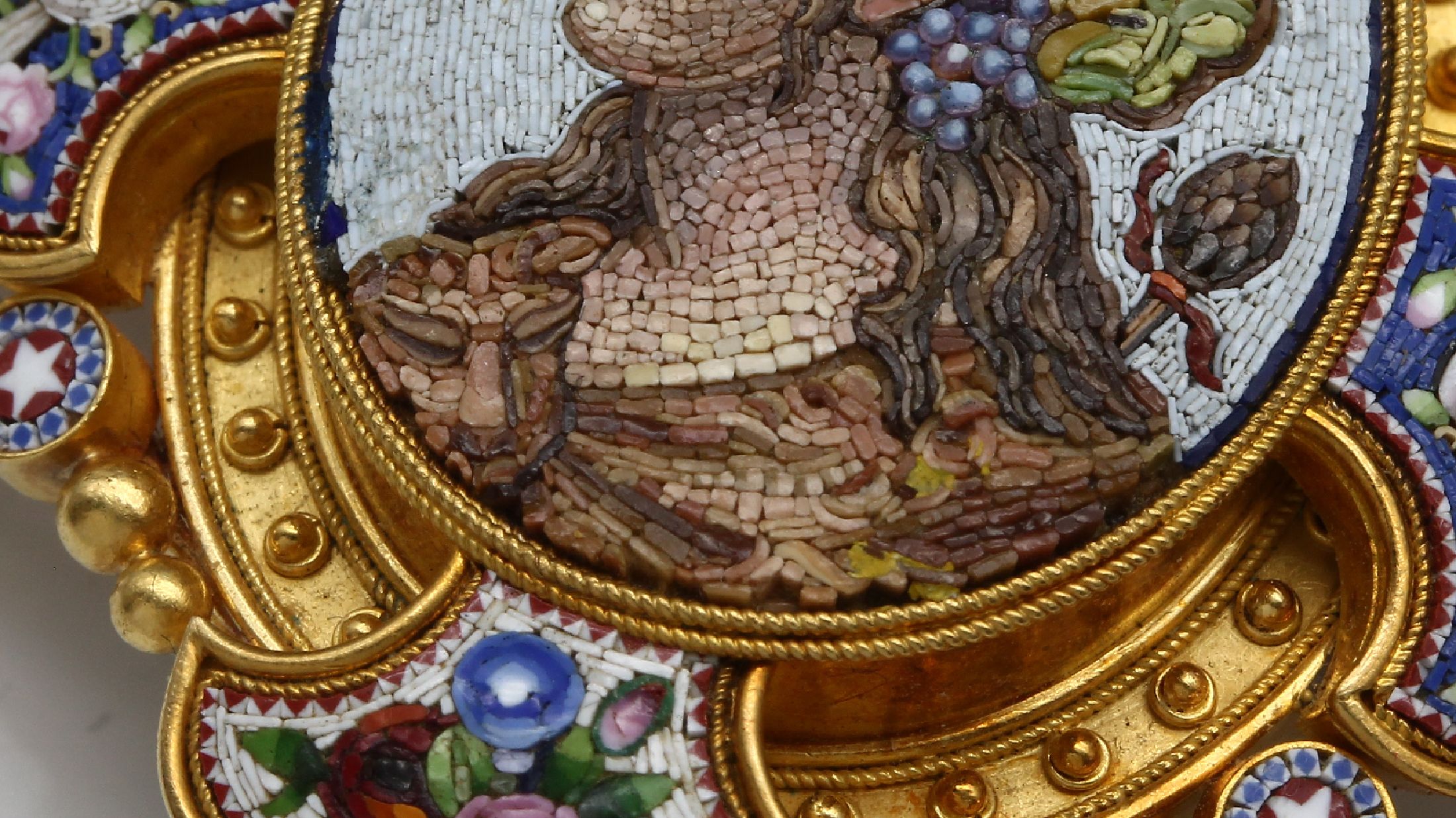 Detail e: 18 kt Gold Mikromosaik Applike, Italien um 1860/70, GG 750/000, bunte Mosaikeinlagen, Darstellung bunter Blumen, Tauben und Dionysos, Granulat- und ...