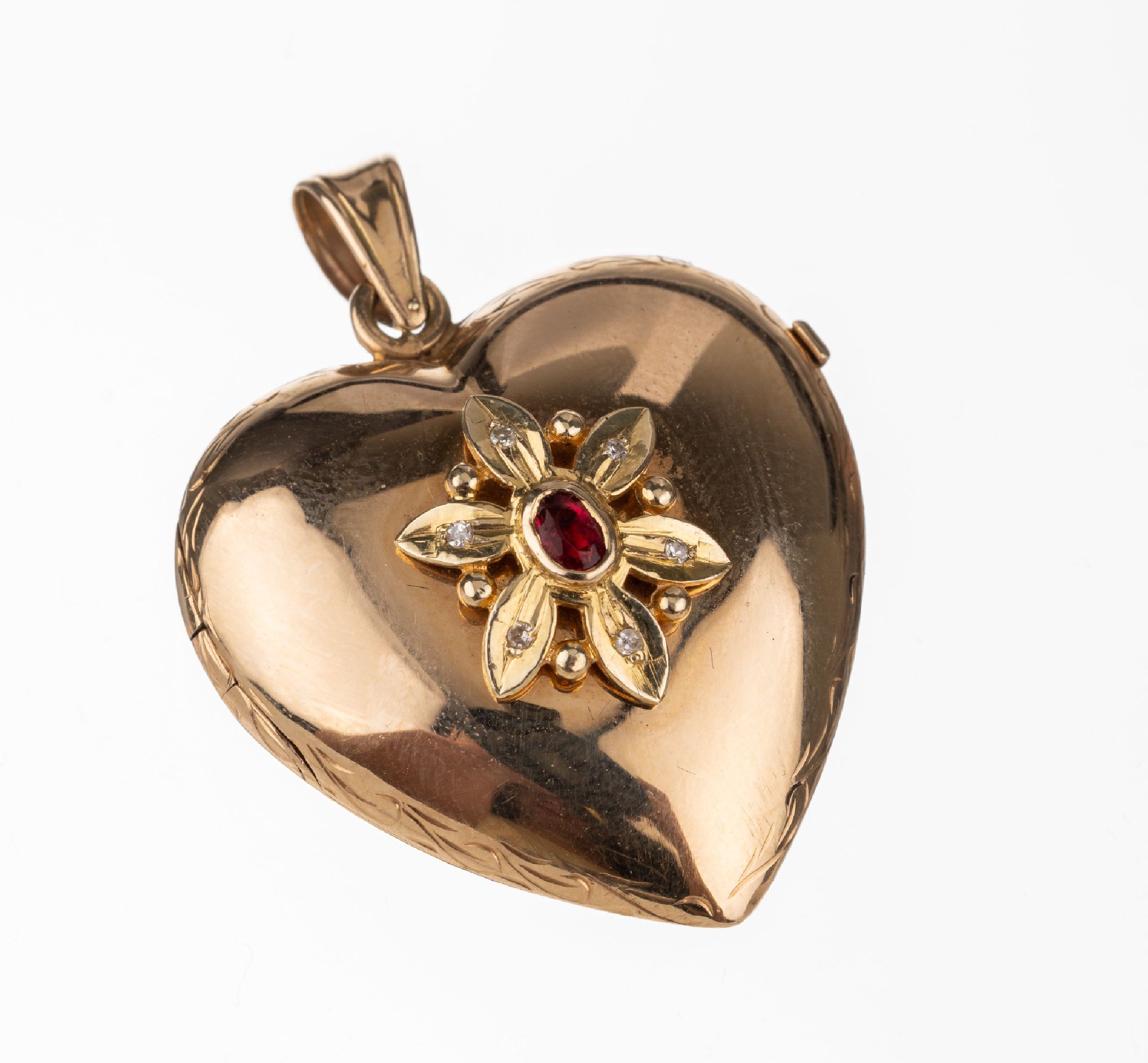 14 kt Gold Rubin Medaillonanhänger, GG 585/000, aufklappbar für Fotoeinlage, aufgel. Blüte mit ovalfacett. Rubin ca. 0.05 ct, kl. Diamantbes. ...