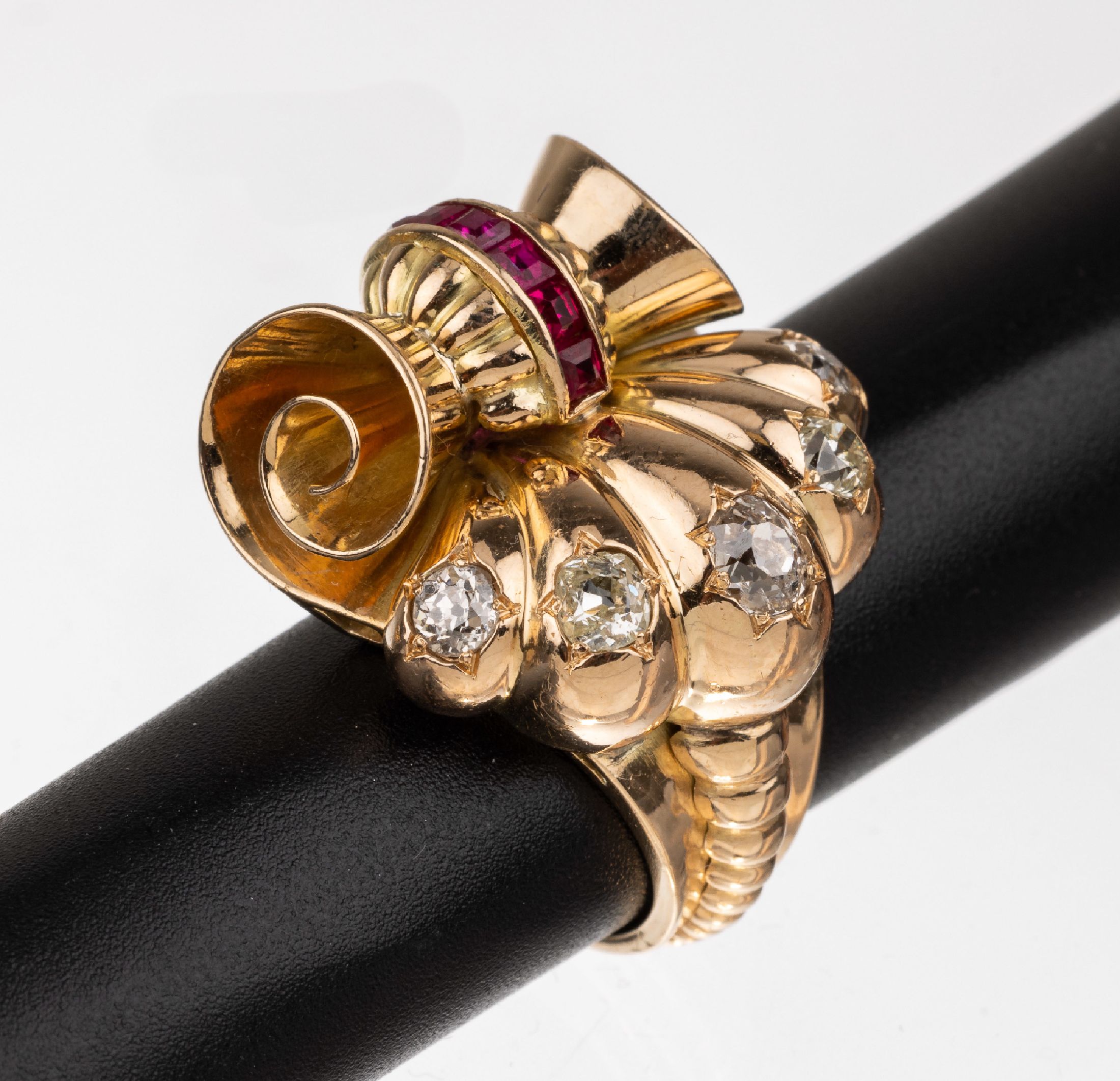 18 kt Gold Rubin Diamant Ring, GG 750/000, facett. Rubincarrees 0.20 ct, 5 Altschliff- diamanten zus. ca. 1.05 ct get./p1, außer- gewöhnliches ...