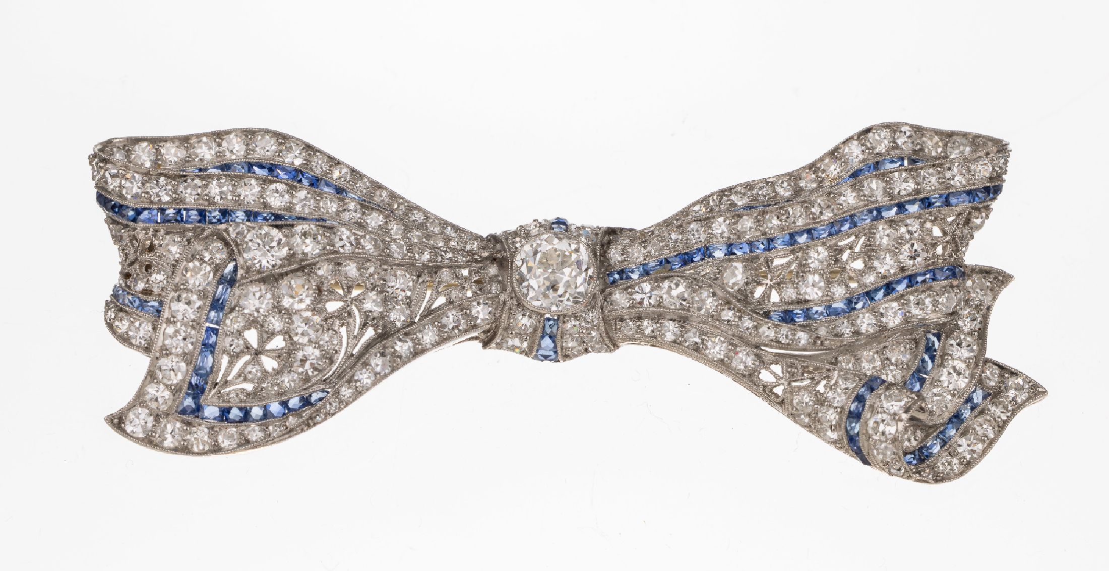 Art Deco Schleifenbrosche mit Saphiren und Diamanten, 1920er Jahre, Platin gepr., 1 Altschliff-Diamant 0.90 ct l. get. Weiß/si und 203 Diamanten ...