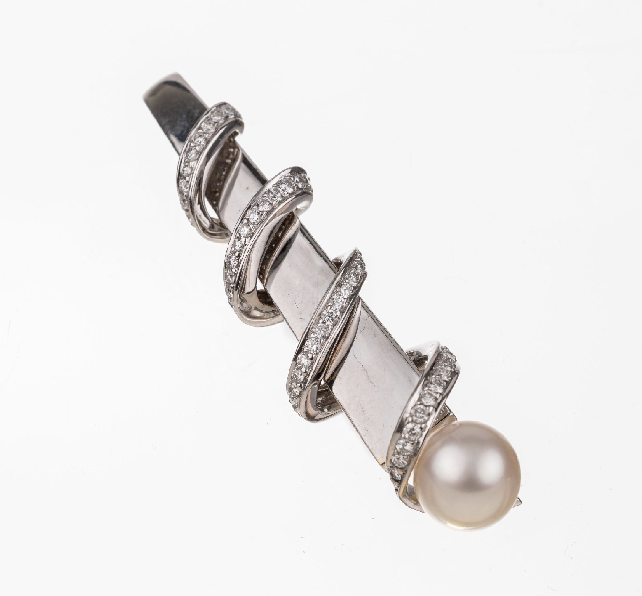 18 kt Gold Brillant Perl Anhänger, WG 750/000, spiralförm. Dekor mit Brillanten zus.ca. 1.45 ct Weiß/si, bouttonförm. weiße Zuchtperle ca. 10 ...