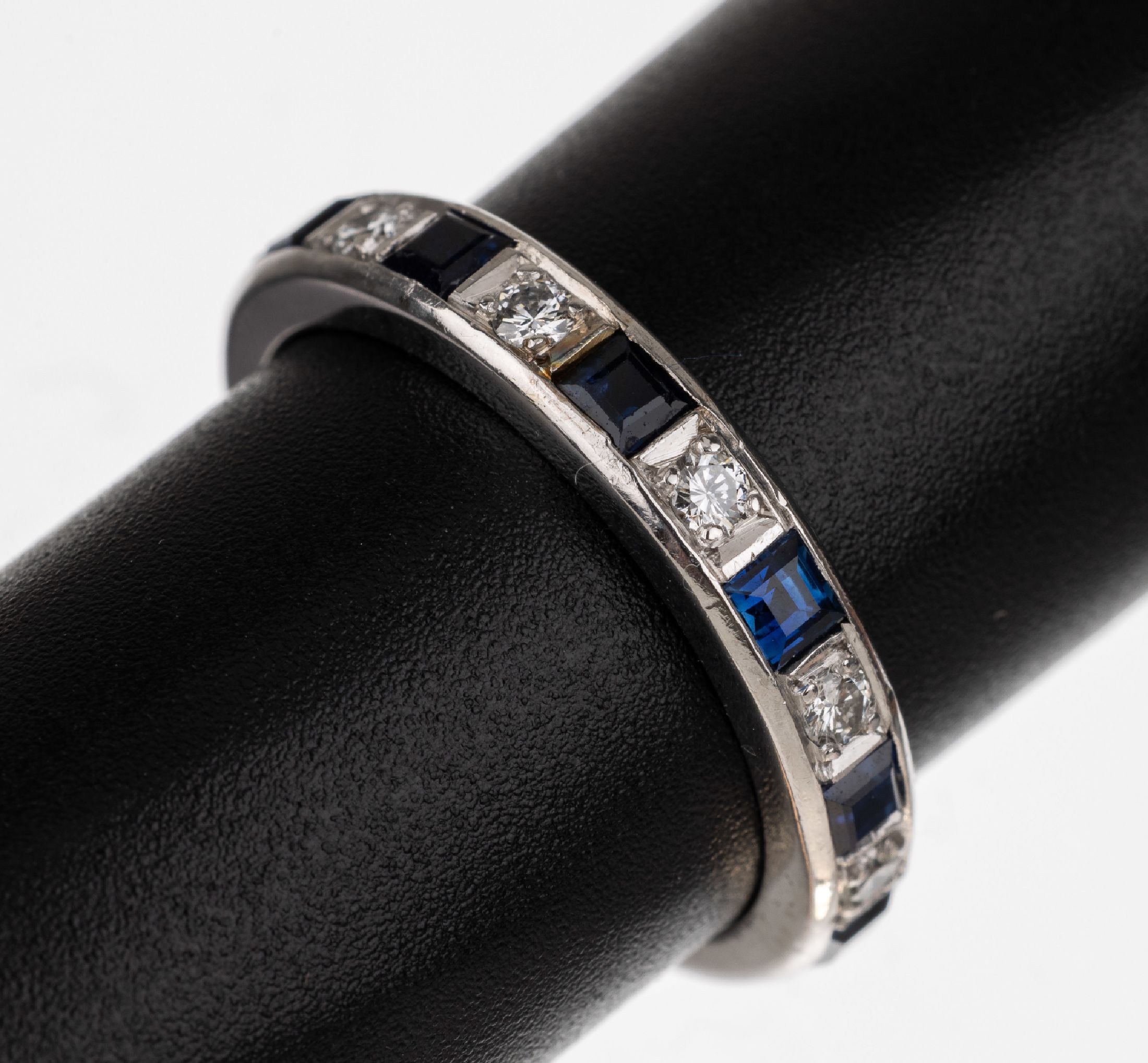 18 kt Gold Saphir Diamant Memoryring, WG 750/000, facett. Saphircarrees zus. ca. 0.60 ct, Diamanten zus. ca. 0.40 ct Weiß/si, RW 56,ca. 5.1 g