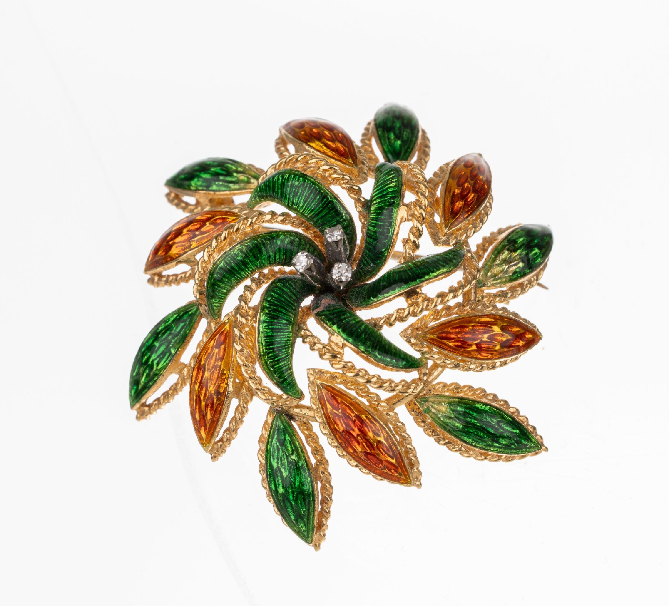18 kt Gold Email-Brosche, GG 750/000, Kordelverzierung, einzelne Blätter orange und grün emaill., min. besch., mittig 3 8/8- Diamanten zus. ca. ...