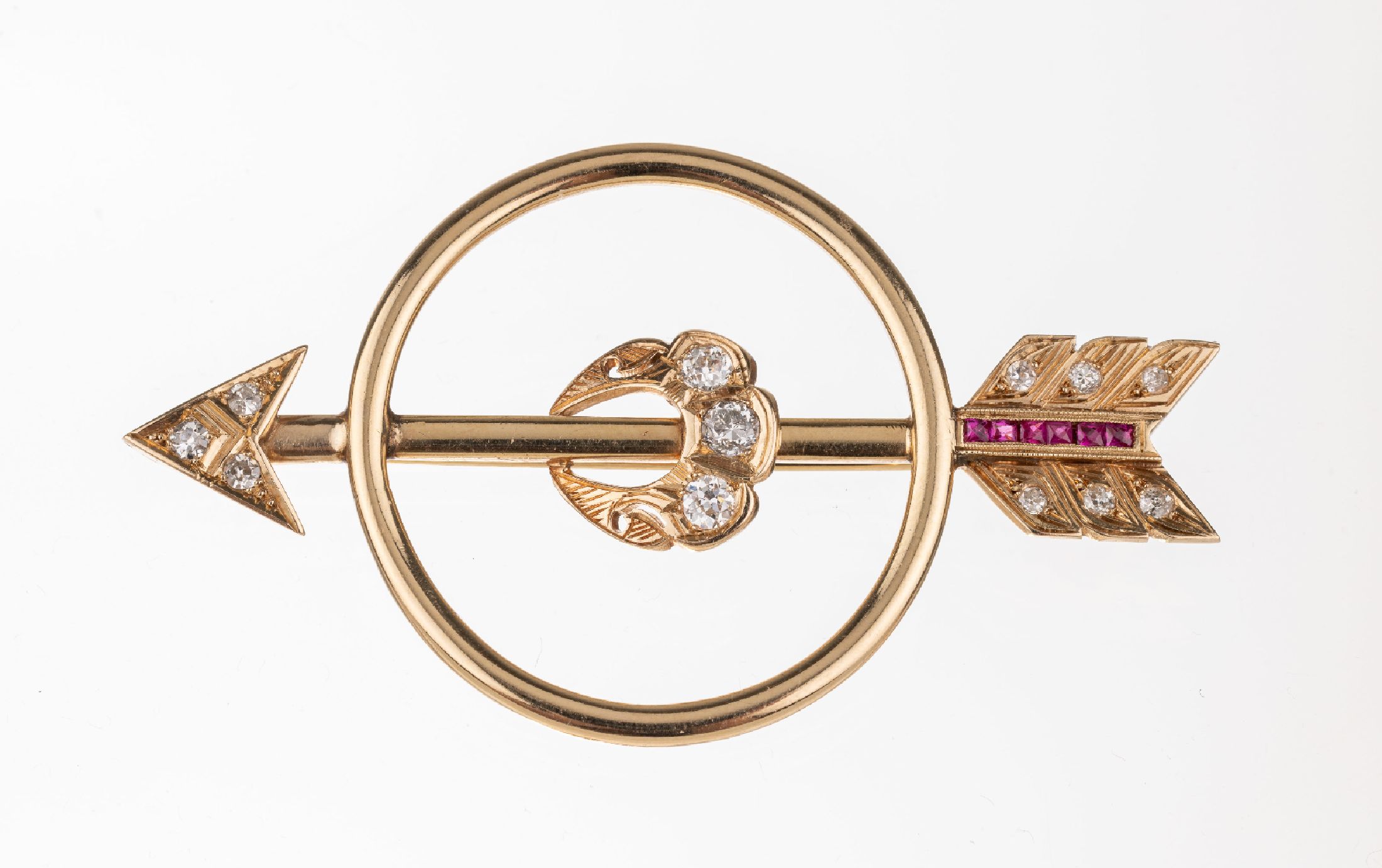 14 kt Gold Rubin Brillant Brosche, GG/RoseG585/000, um 1935, Millegriffverz., 6 Rubin- carrees zus. ca. 0.12 ct, Altschliffdiamanten zus. ca. 0.25 ...