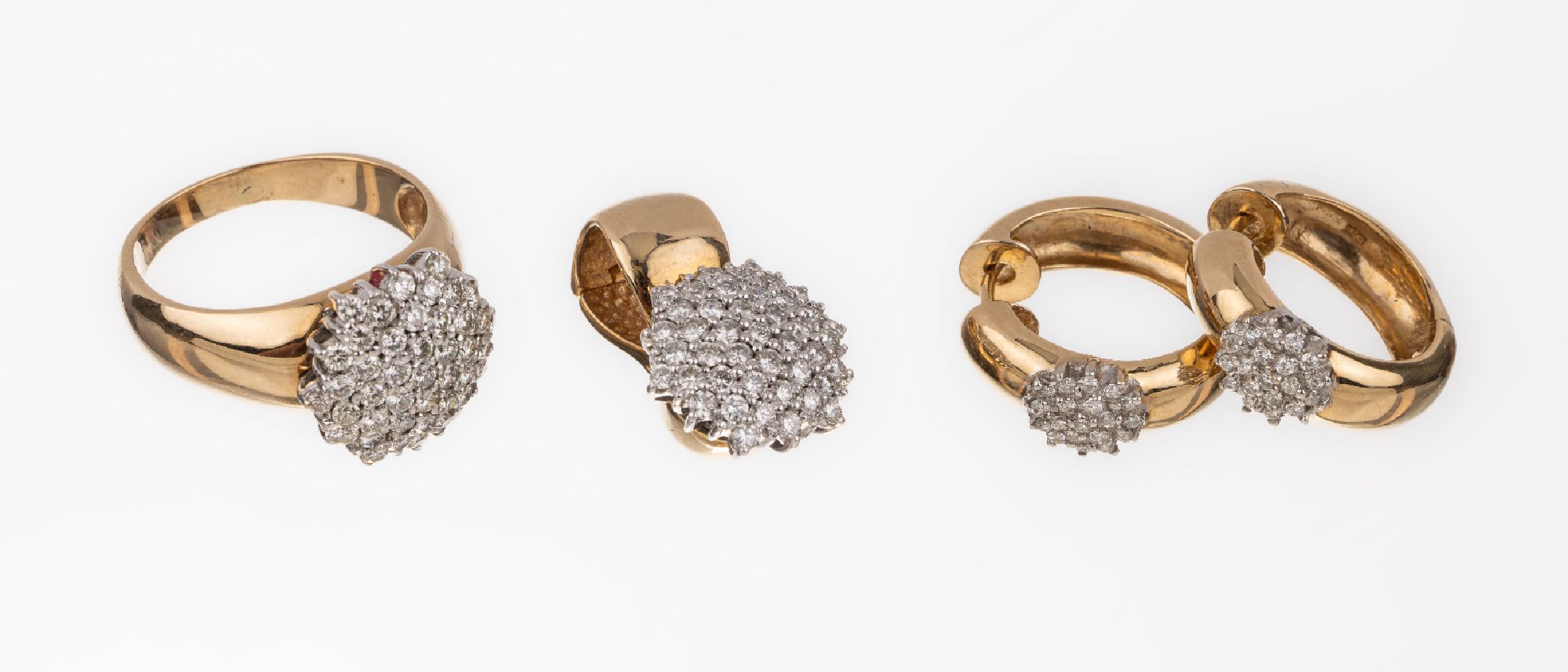 14 kt Gold Brillant Schmuckset, GG/WG 585/000, best. aus: Ring, RW 58, Paar Ohrcreolen und Clip-Anhänger, Brillanten blütenförm. ausgefasst zus. ...