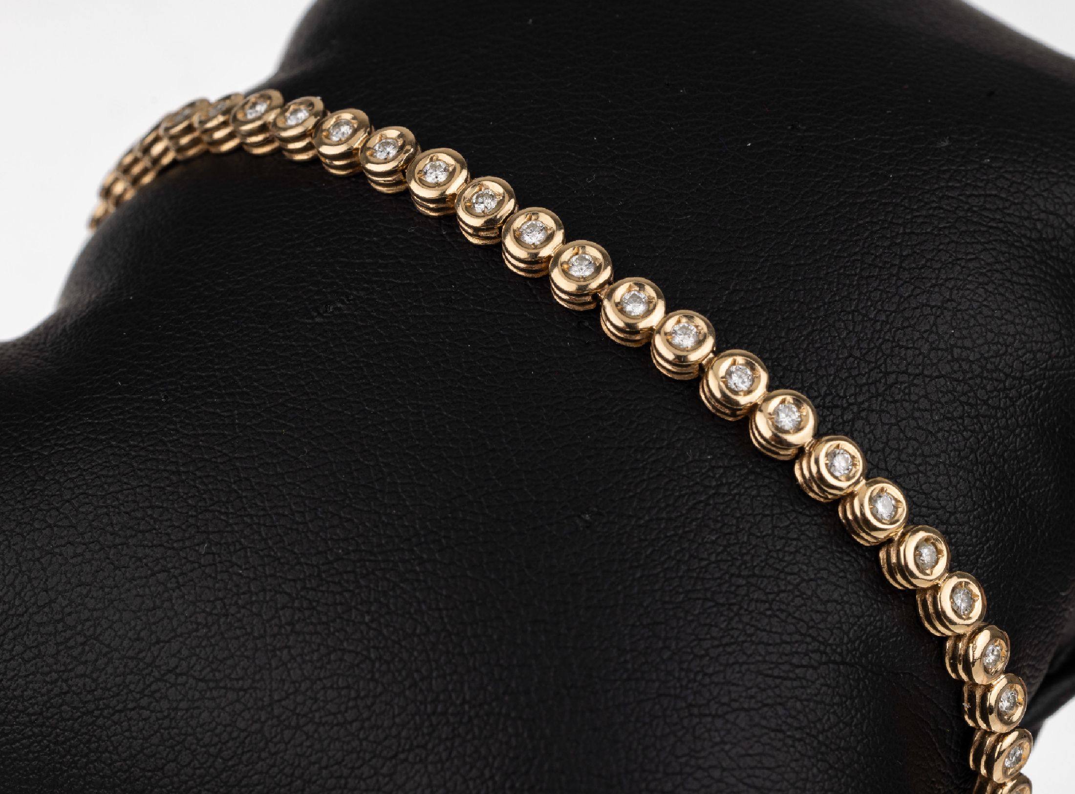 14 kt Gold Brillantarmband, GG 585/000, Brillanten zus. ca. 1.10 ct Weiß/si, L. ca. 18.5 cm, Kastenschloß mit Sicherheitsacht, ca. 12.8 g