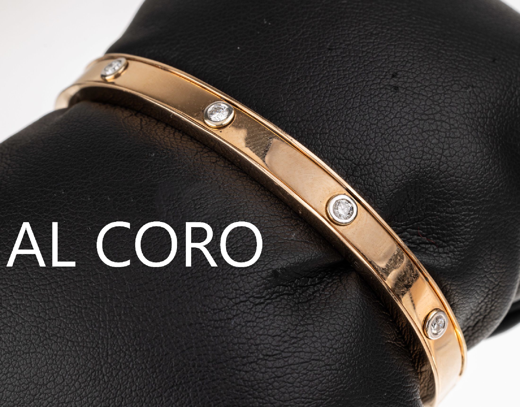 AL CORO 18 kt Gold Brillant Armspange, RoseG/WG 750/000, 5 in WG gefasste Brillanten zus.ca. 0.25 ct Weiß/si, Innenschiene mit Aussparungen mit ...