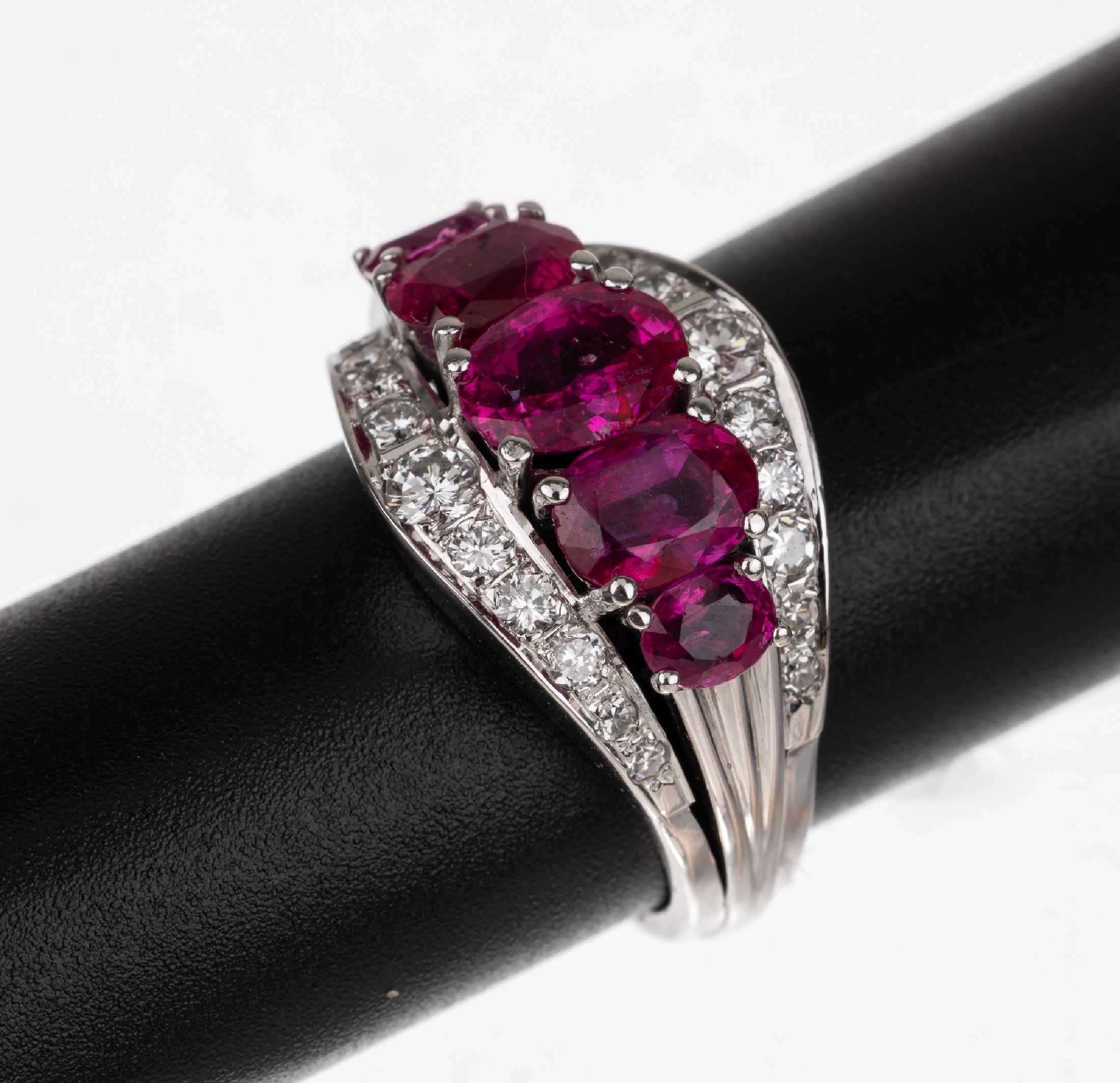 18 kt Gold Rubin Brillant Ring, WG 750/000,5 ovalfacett. Rubine zus. ca. 1.80 ct, Brillanten zus. ca. 0.30 ct Weiß/si, RW 55, ca. 9.1 g