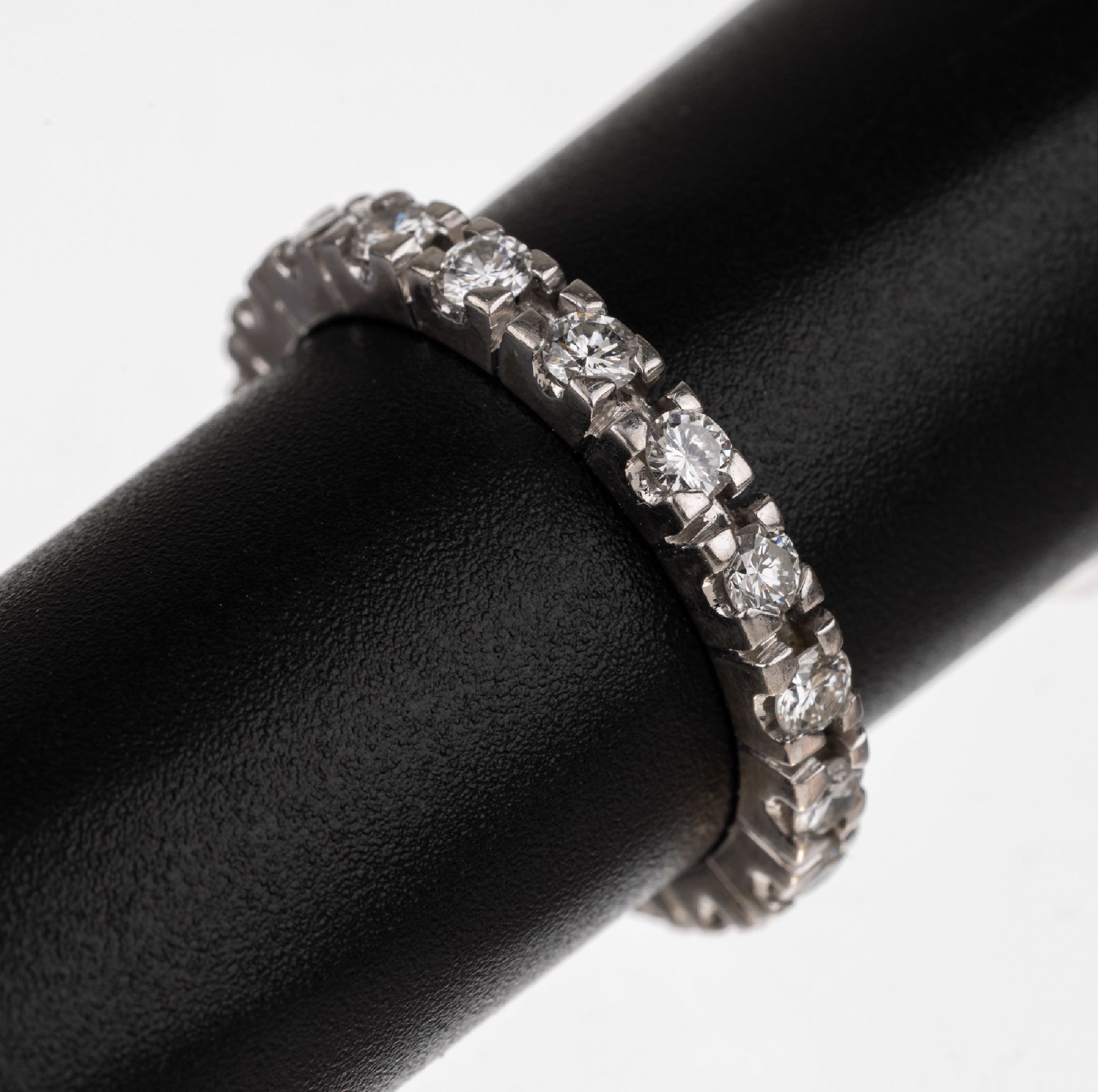18 kt Gold Brillant Memoryring, WG 750/000,Brillanten zus. ca. 0.70 ct Weiß/si, RW 55, ca. 4 g