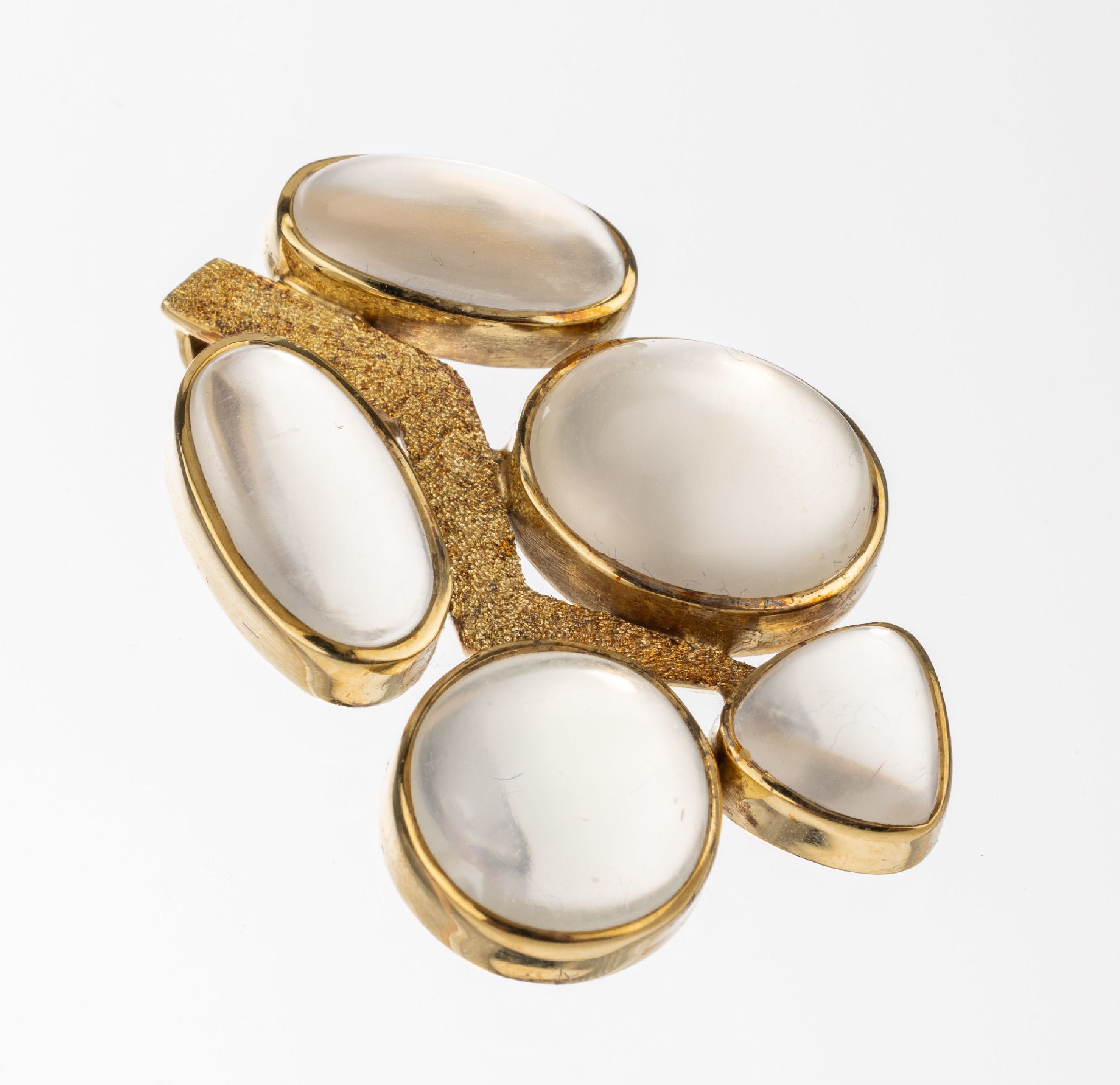 14 kt Gold Mondstein-Anhänger, GG 585/000, 5 Mondsteincabochons in versch. Formen zus. ca. 18,0 ct, L. ca. 3 cm, total ca. 8,9 g