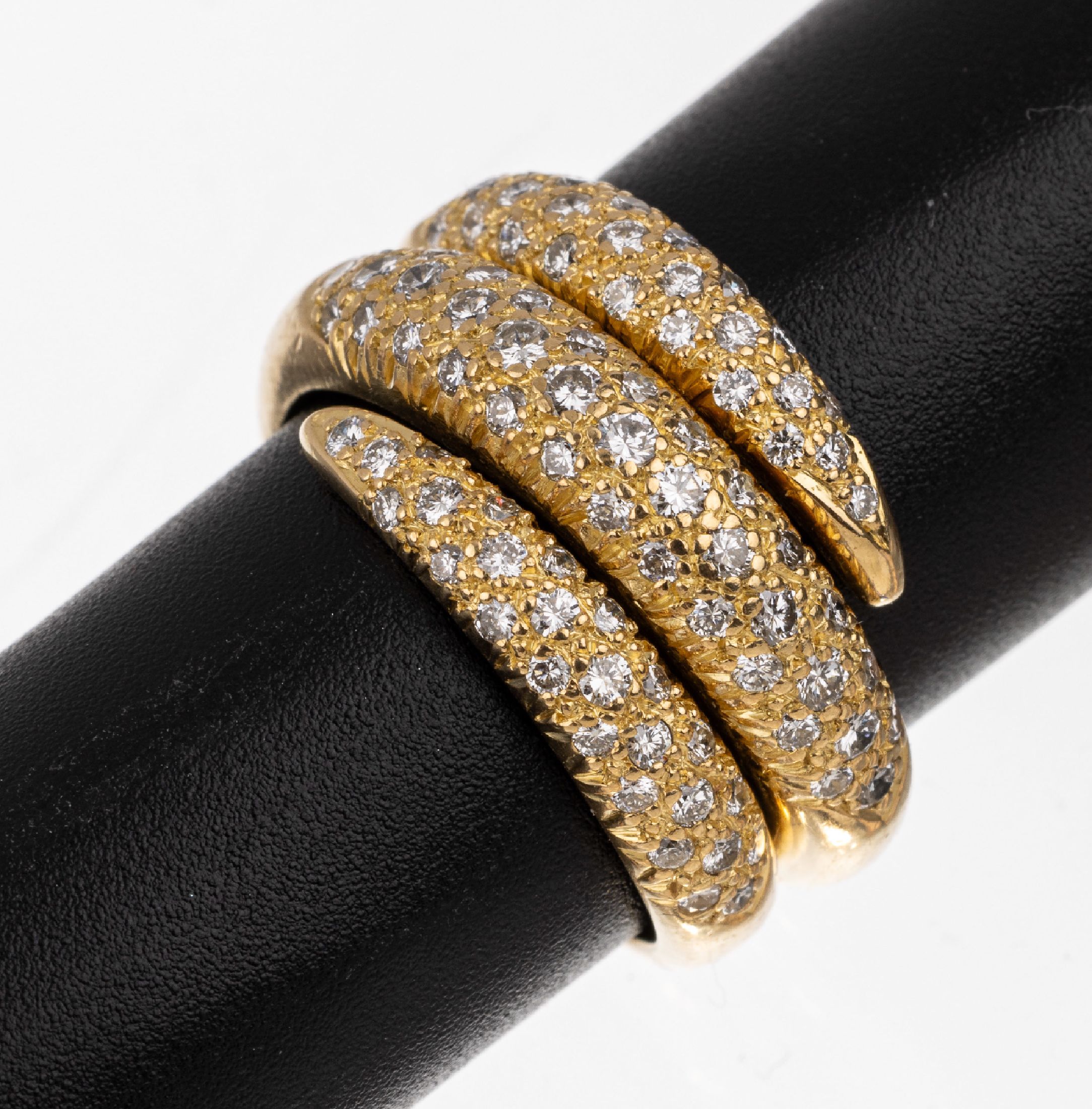 18 kt Gold Brillantring, GG 750/000, in Schlangenform, Brillanten zus. ca. 0.80 ct Weiß-l.get.Weiß/si, RW 53, ca. 9.6 g