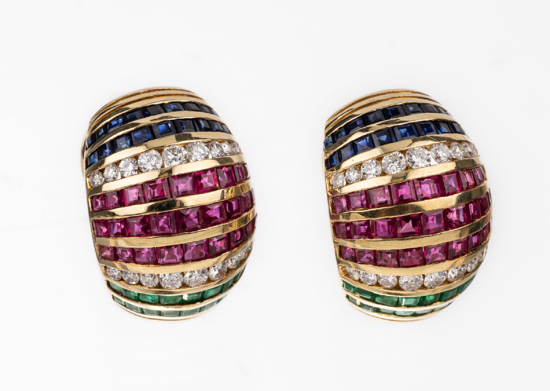 Paar 18 kt Gold Brillant Farbstein Ohrstecker , GG 750/000, facett. Rubin, Smaragd und Saphircarrees zus. ca. 0.90 ct, Brillanten zus. ca. 0.30 ct ...