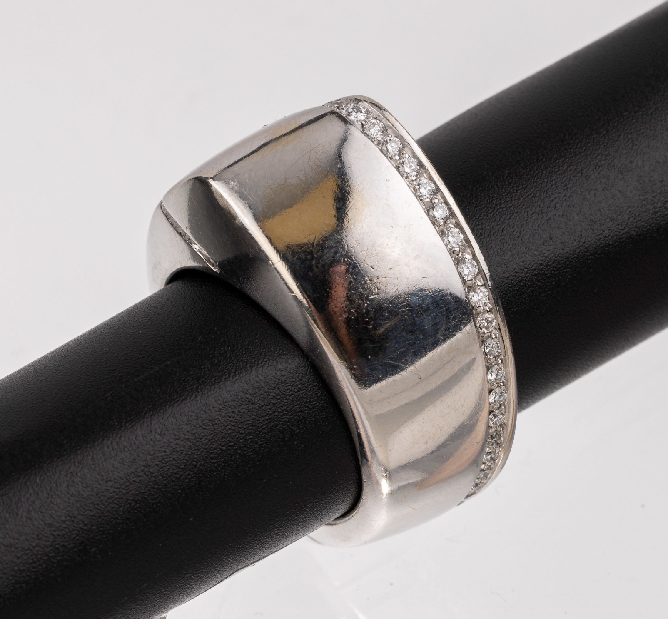 18 kt Gold Brillant Ring, WG 750/000, Brillanten zus. ca. 0.50 ct Weiß/si, RW 63, ca. 22.8 g