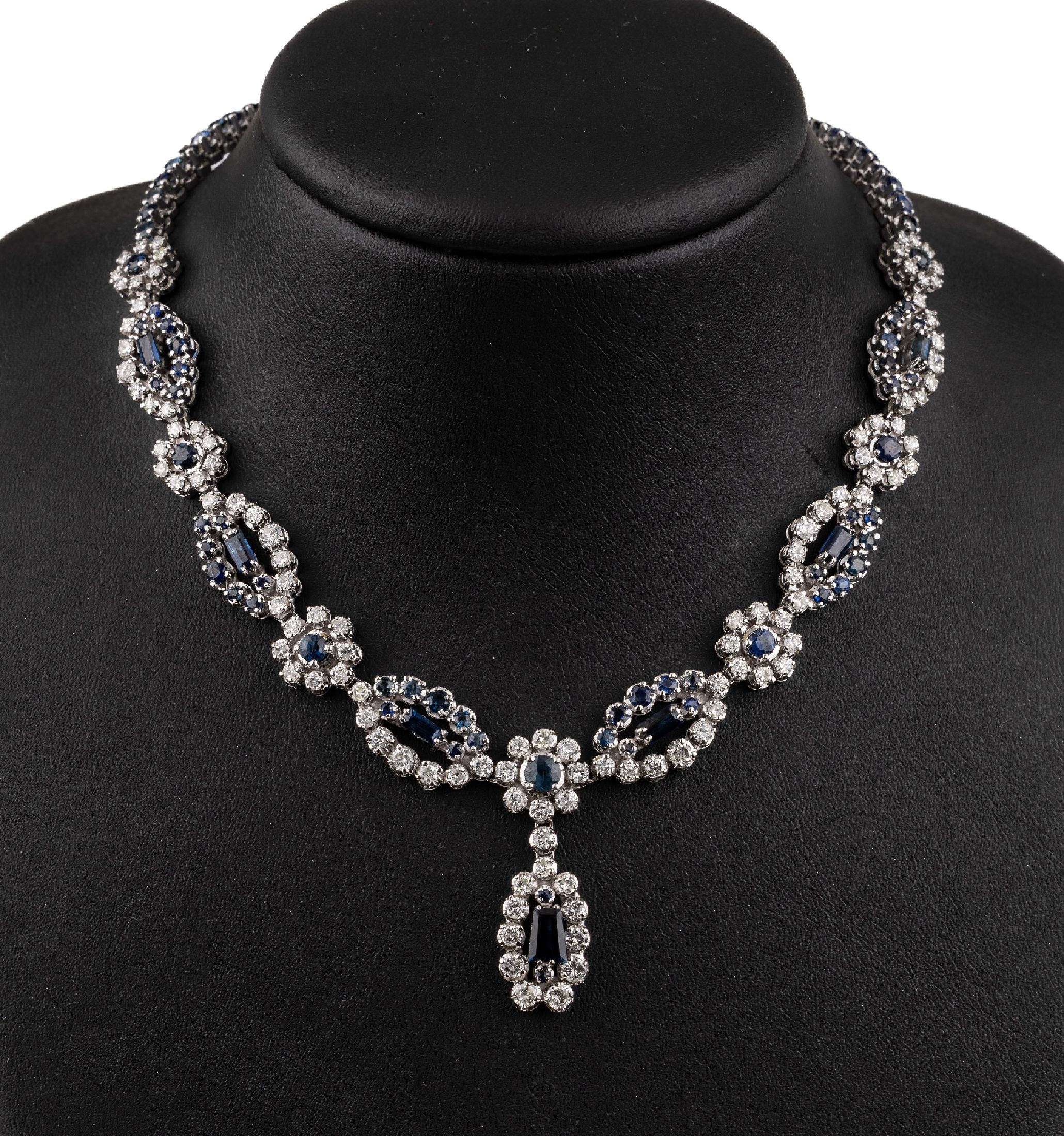 18 kt Gold Saphir Brillant Collier, WG 750/000, blütenförm. Elemente, Mittelteil mit Abhängung, rundfacett. Saphire, Saphir- baguettes und ...