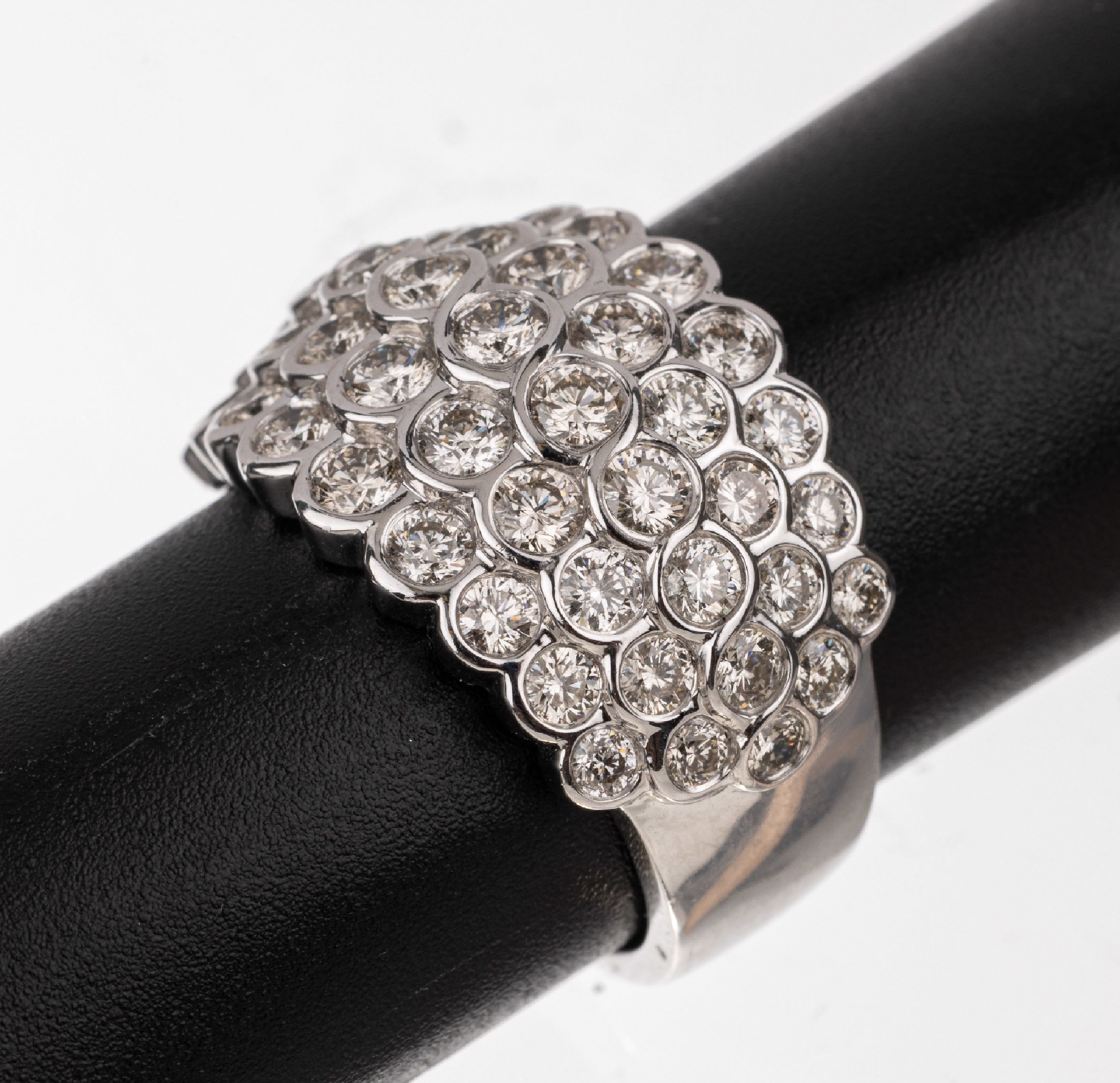 18 kt Gold Brillant Ring, WG 750/000, 32 Brillanten zus. ca. 2.31 ct get. Weiß/si, total ca. 11.4 g, RW 54