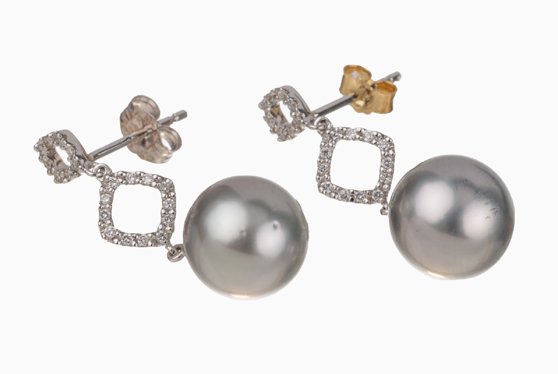 Paar 18 kt Gold Diamant Perl Ohrstecker, WG 750/000, 2 silbergrau Tahiti-Zuchtperlen Durchm. ca. 9 mm, nat. Merkmale, 40 Brillantenzus. ca. 0.16 ct ...