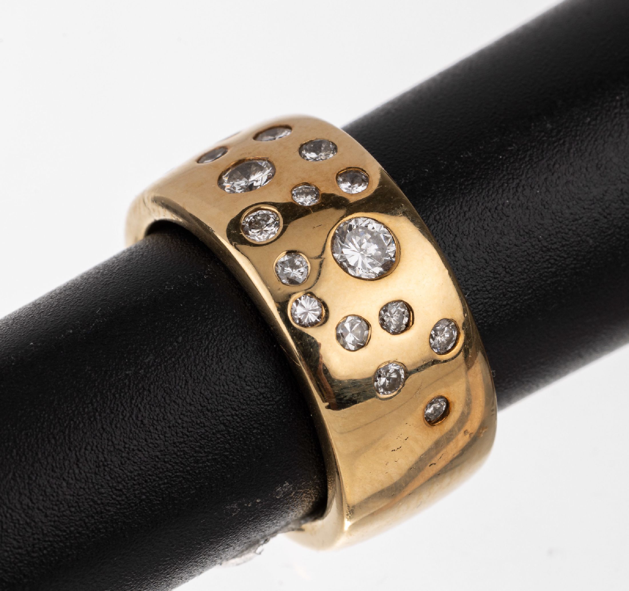 18 kt Gold Brillant Ring, GG 750/00, poliert, eingerieben 18 Brillanten zus. ca. 0.81 ct Weiß/si, sign. Aldenhoff, schwere, qualitätvolle Arbeit, ...