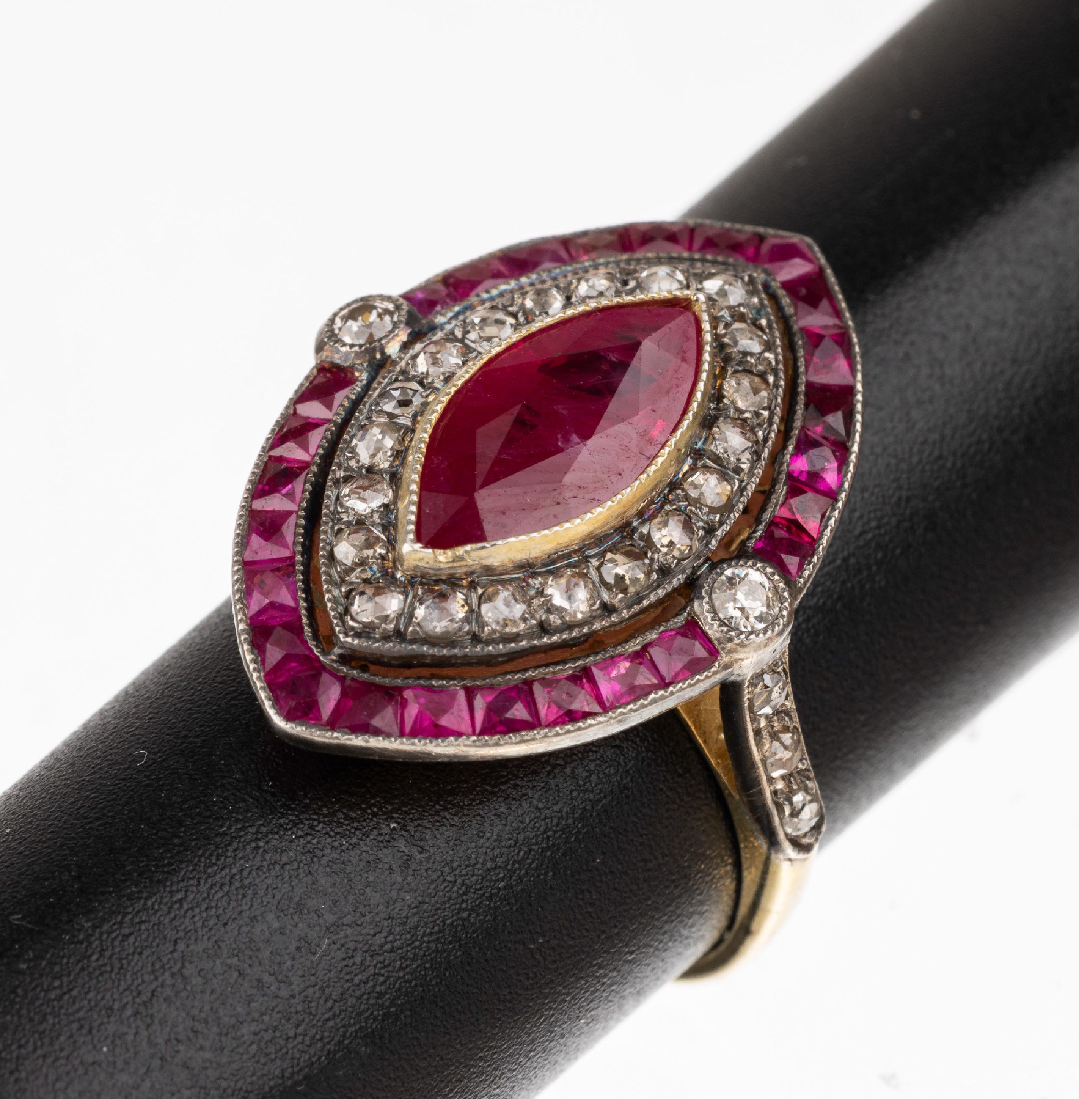 Rubin Diamant Schiffchenring GG 750/000 und Silber, nach dem Vorbild von 1830/40, 1 Rubin-Navette und 25 eingeschliffene Rubine (beh.) zus. ca. 5.00 ...