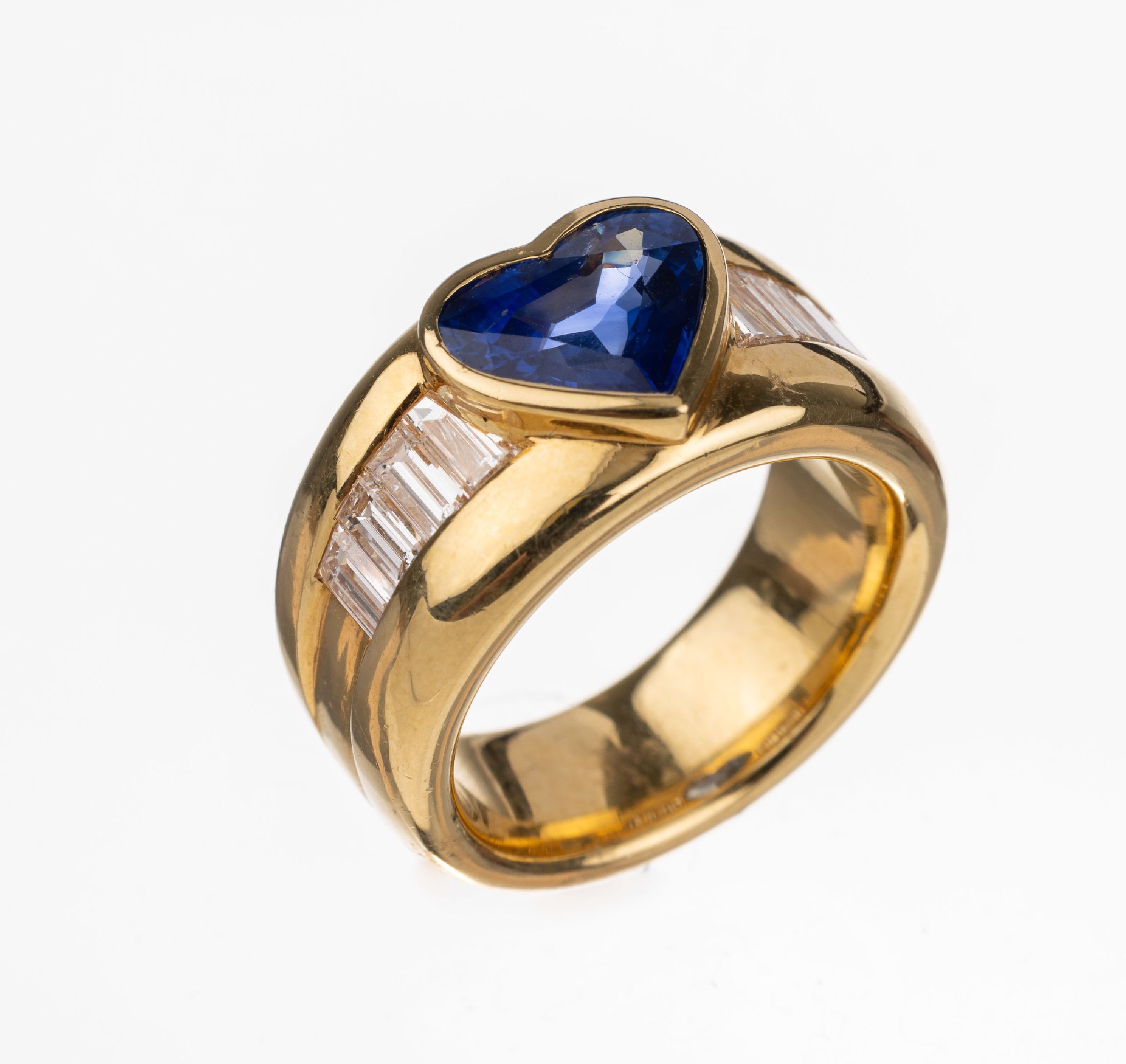18 kt Gold Saphir Diamant Ring, GG 750/000,herzförm. Saphir ca. 3.45 ct, 8 Diamant- Baguettes zus. ca. 1.35 ct Weiß/si, RW 54, ca.21.2 g