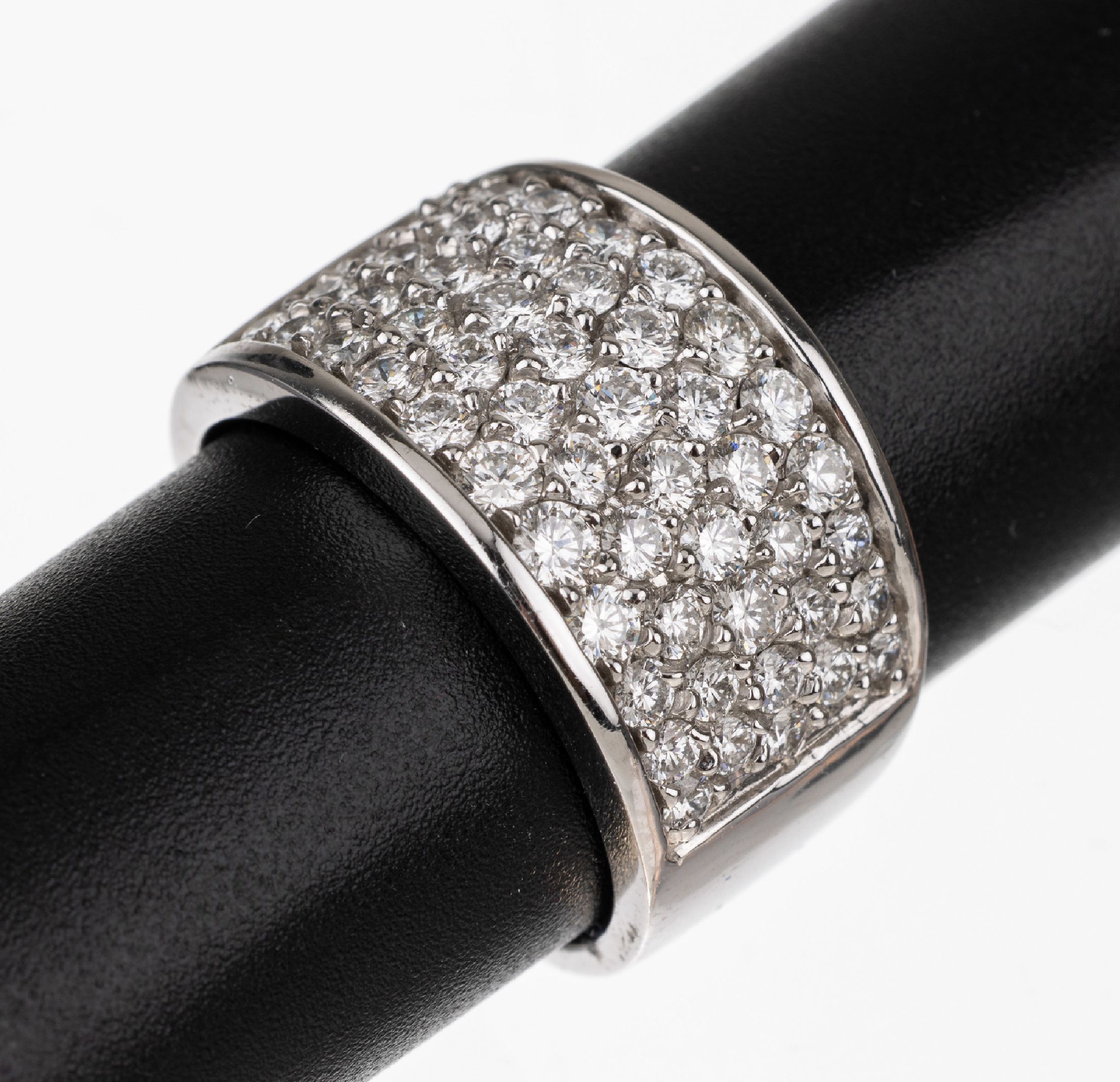 18 kt Gold Brillant Ring, WG 750/000, 55 Brillanten zus. ca. 1.94 ct feines Weiß- Weiß/vs-si, RW 57, schwere, qualitätvolle Arbeit, total ca. ...