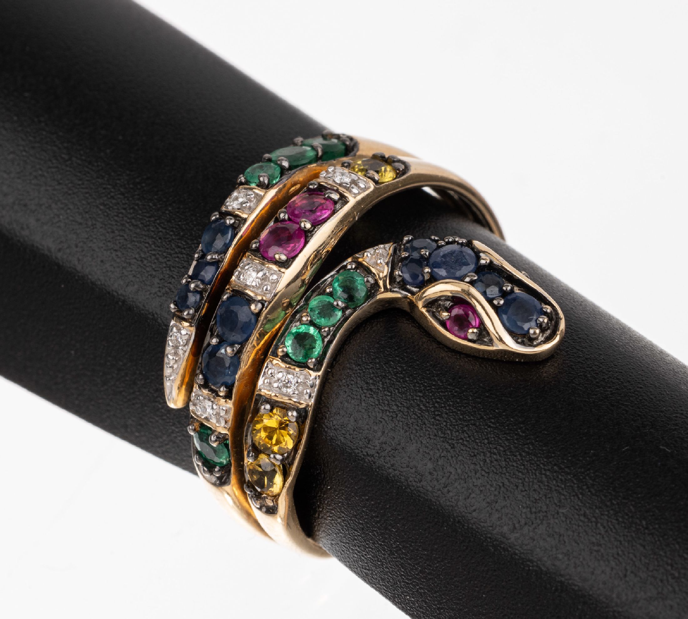 14 kt Gold Farbstein Schlangenring, GG 585/000, blaue Saphir, gelbe Saphire, Rubine und Smaragde zus. ca. 0.60 ct, Diamanten zus. ca. 0.10 ct ...