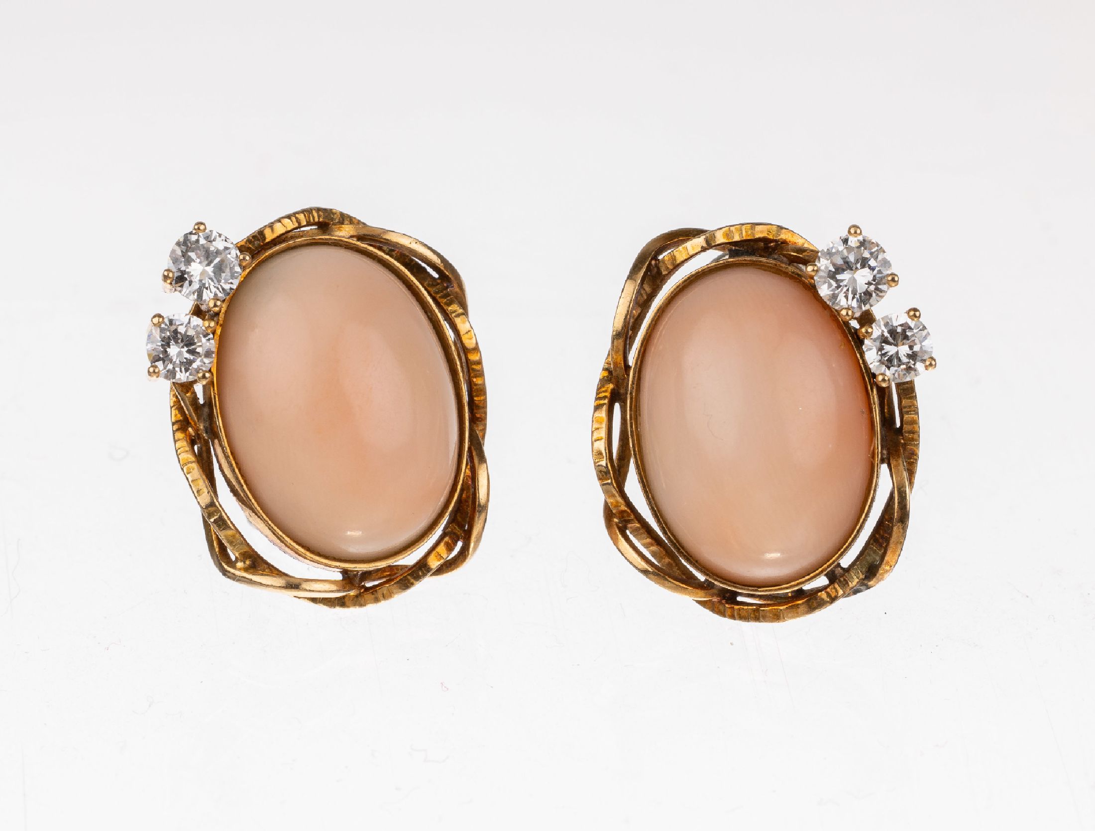 Paar 18 kt Gold Korallen Brillant Ohrclips, GG/WG 750/000, gepr., ovale Engelhautkorallen-cabochon zus. ca. 12.00 ct, 4 Brillanten zus. ca. 0.70 ct ...