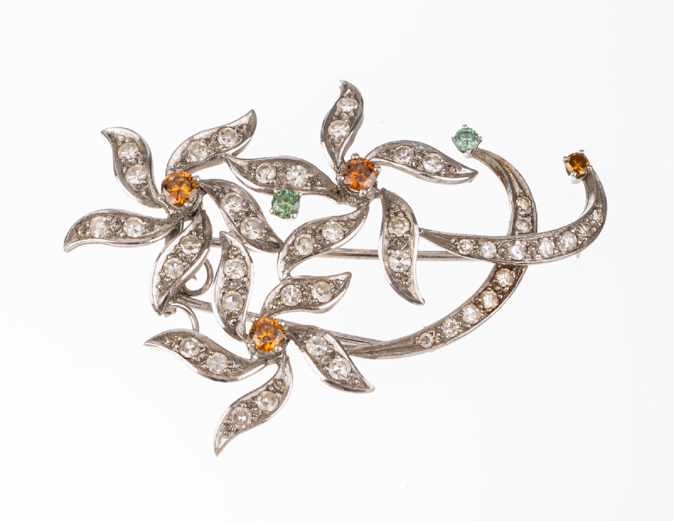 18 kt Gold Diamant Blütenbrosche, WG 750/ 000, gepr., Blüten, Blätter und Stil bes. mit 42 8/8-Diamanten zus. ca. 1.40 ct Weiß-get. Weiß/p, ...